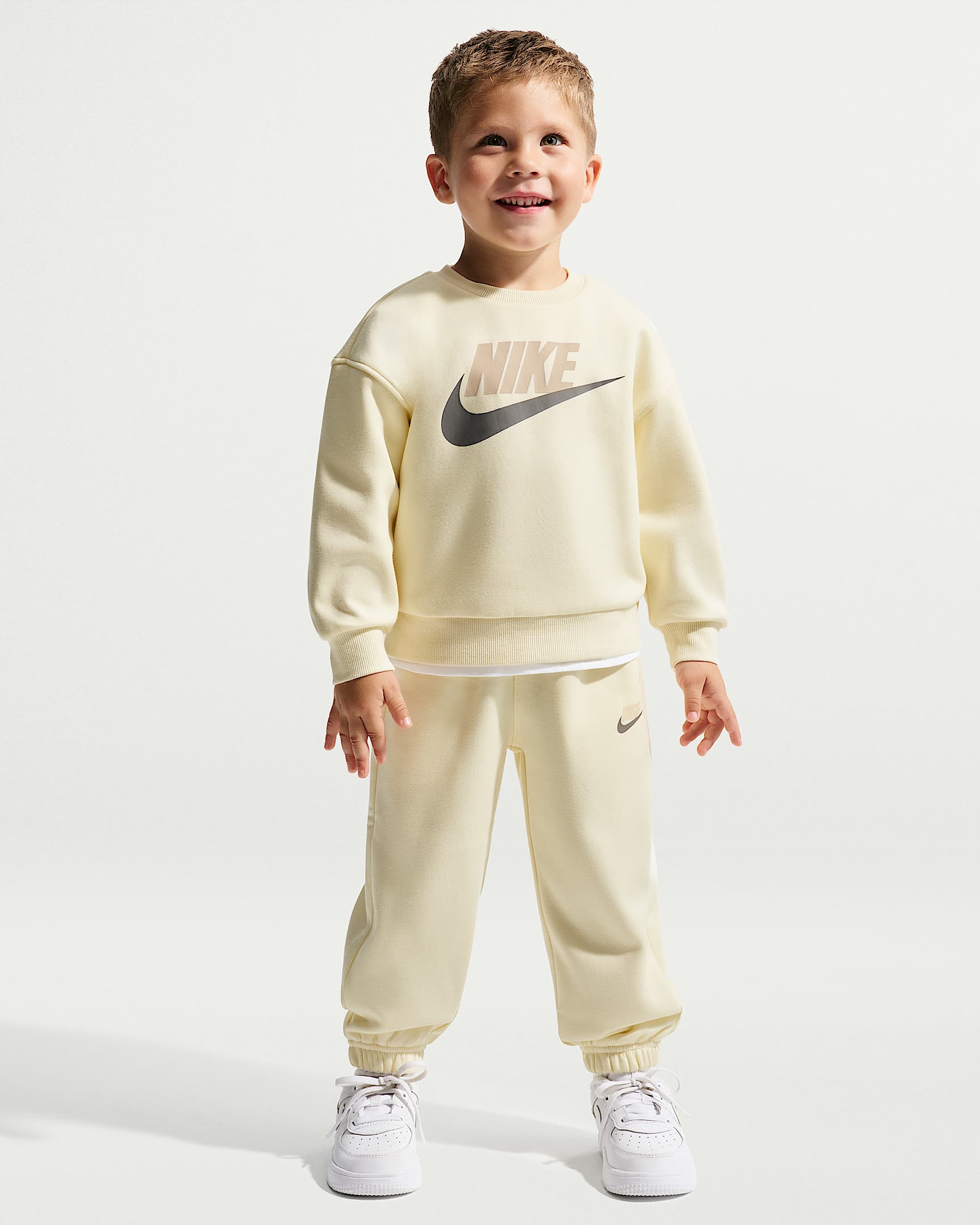 Nike 婴童柔软加绒圆领上衣和长裤套装 - 椰奶色