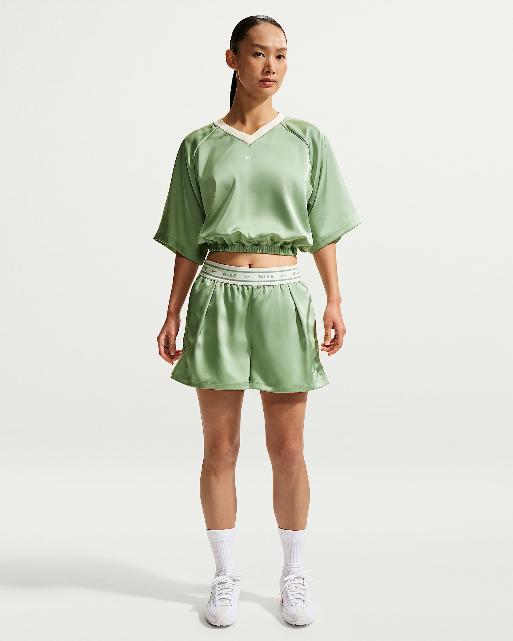 Nike Sportswear 女子宽松中腰缎面短裤 - 温和灰绿/帆白