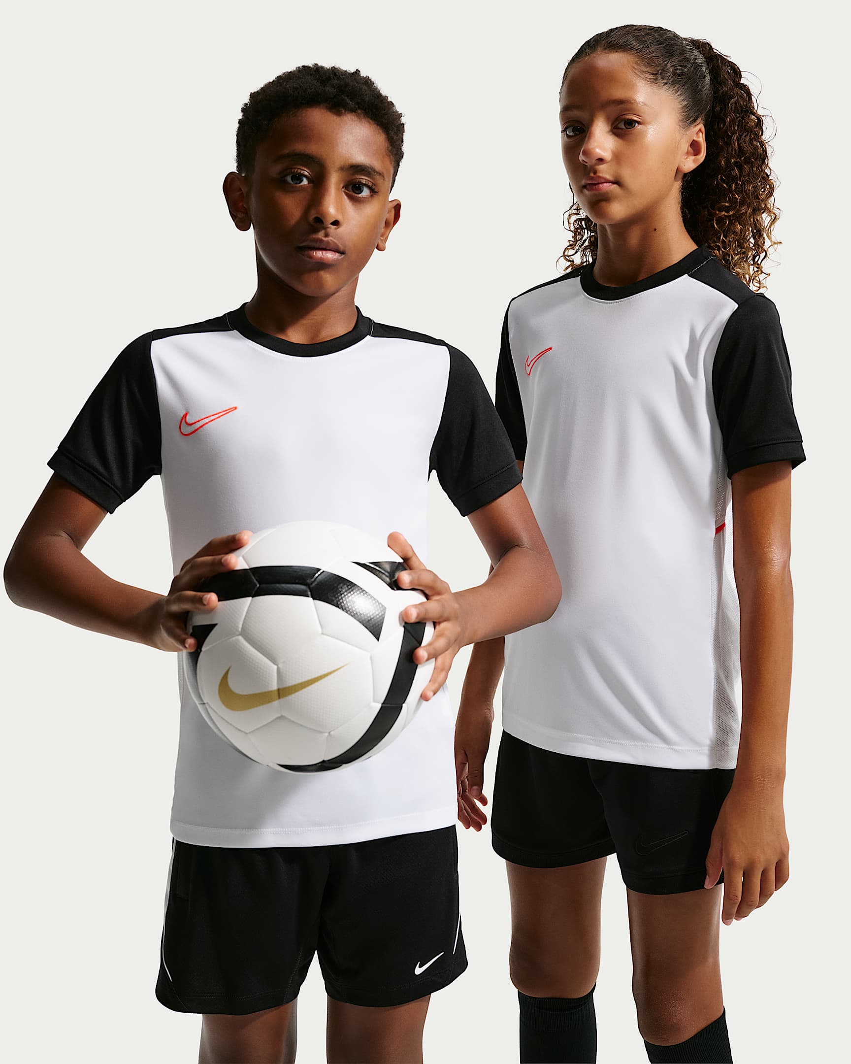 Nike Academy Dri-FIT 大童速干足球短袖上衣 - 白色/黑/亮深红/亮深红
