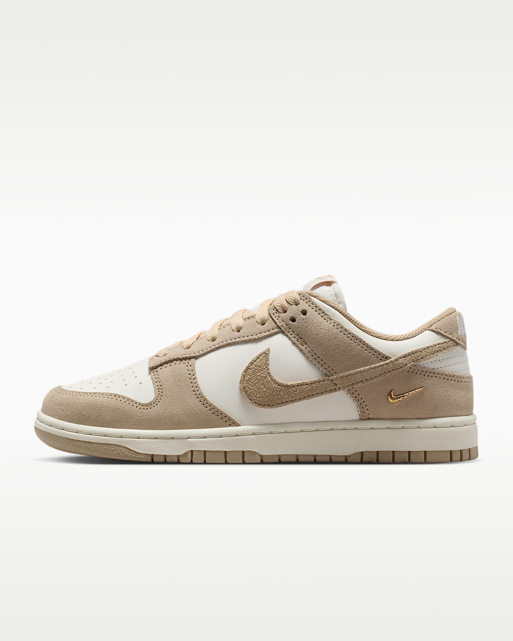 Nike Dunk Low Suede 女子运动鞋 - 帆白/白色/金属色/亚麻