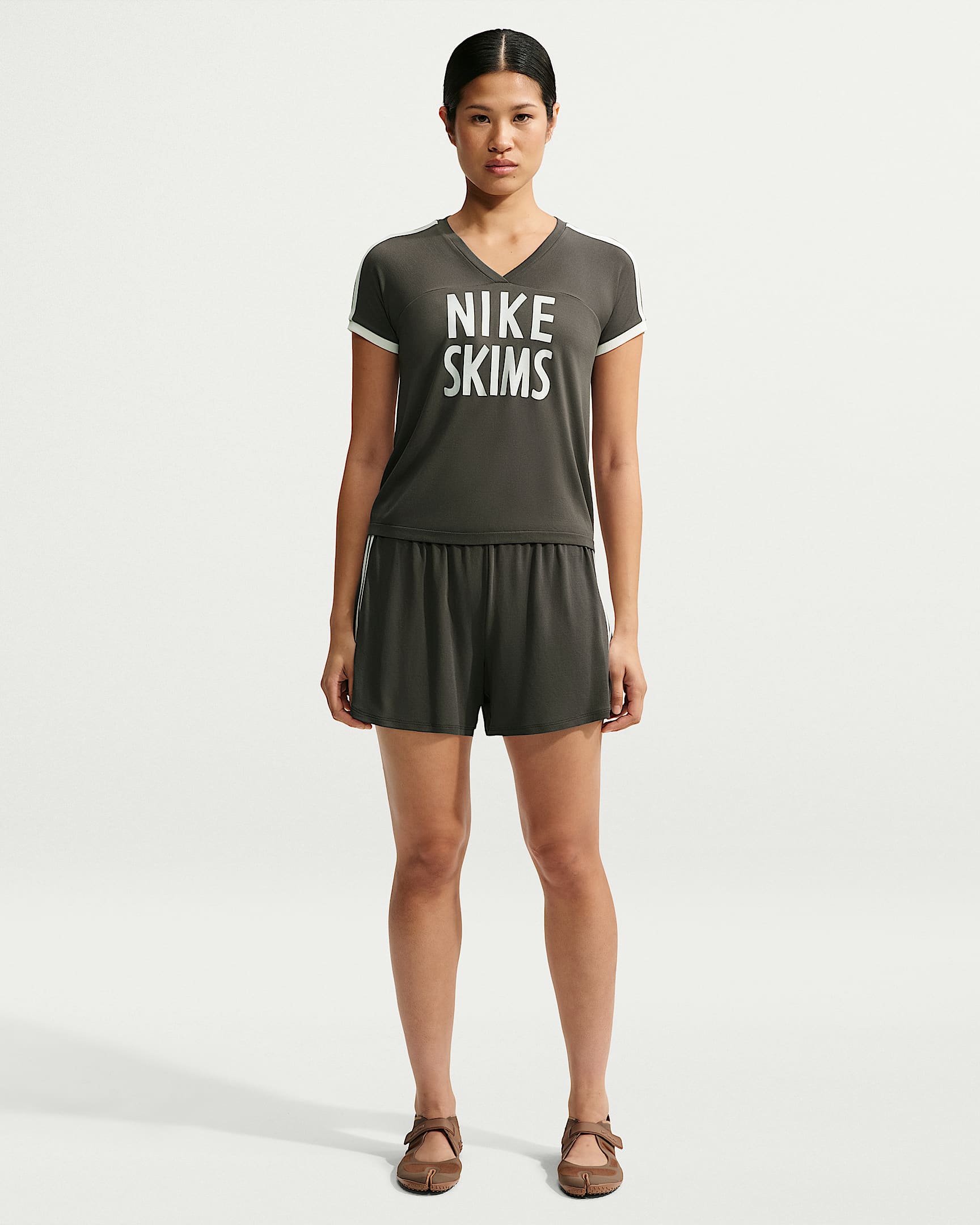 NikeSKIMS Stretch Knit 2.0 女子速干短裤 - NSKM Boulder/NSKM Ecru