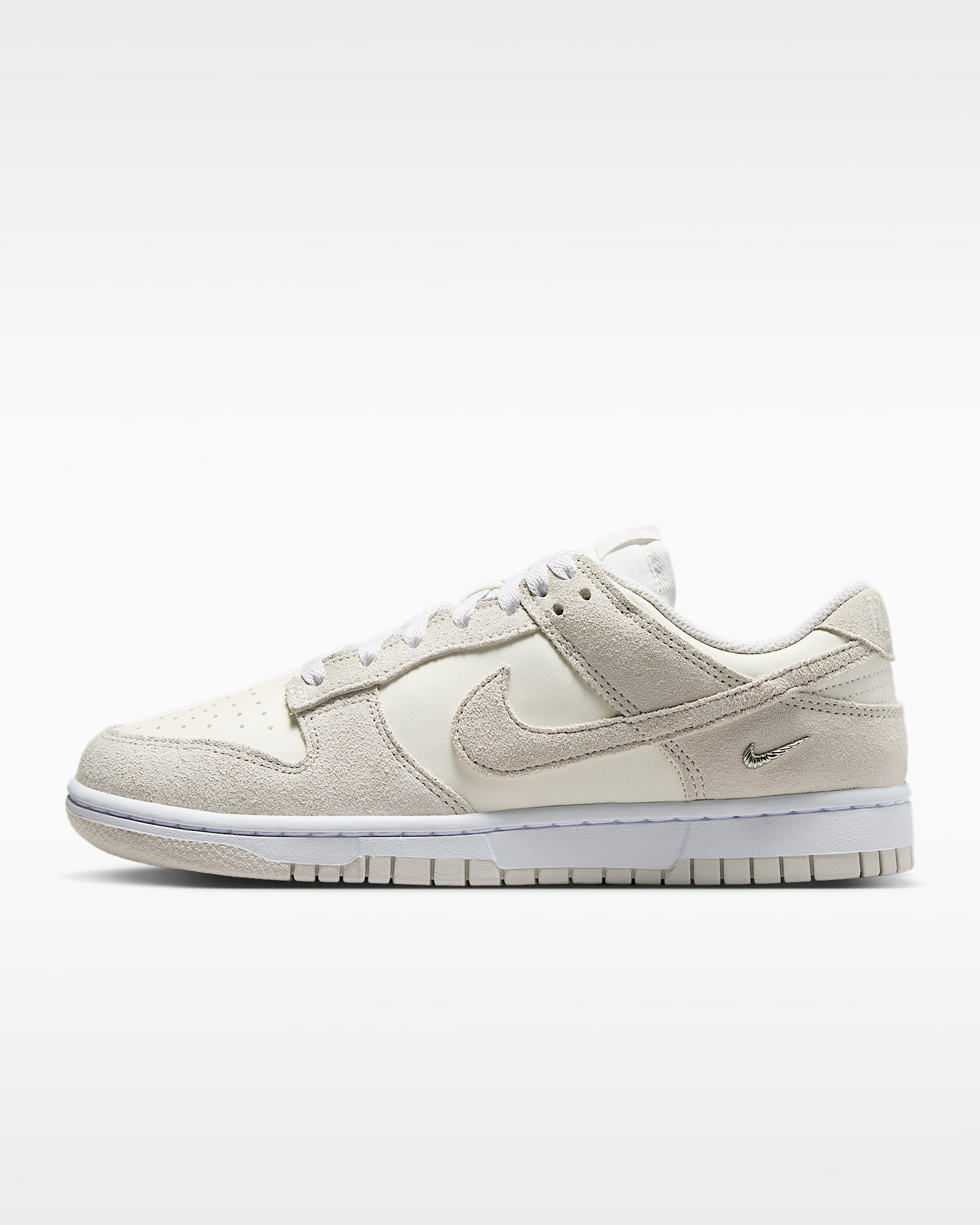 Nike Dunk Low Suede 女子运动鞋 - 帆白/白色/金属银/苍野灰