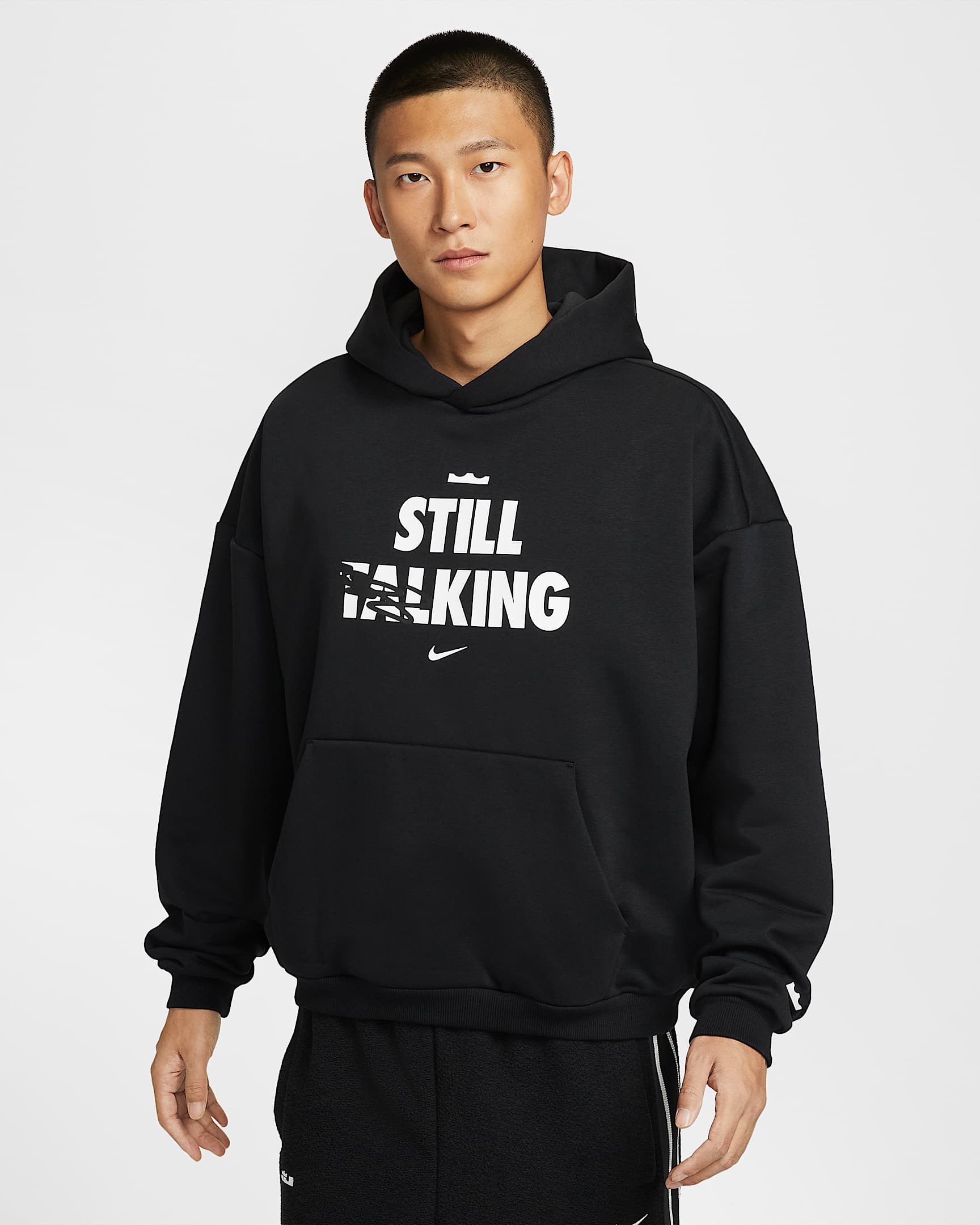 LeBron "Shut Up and Dribble" Nike Therma-FIT 詹姆斯男子加绒套头篮球连帽衫 - 黑