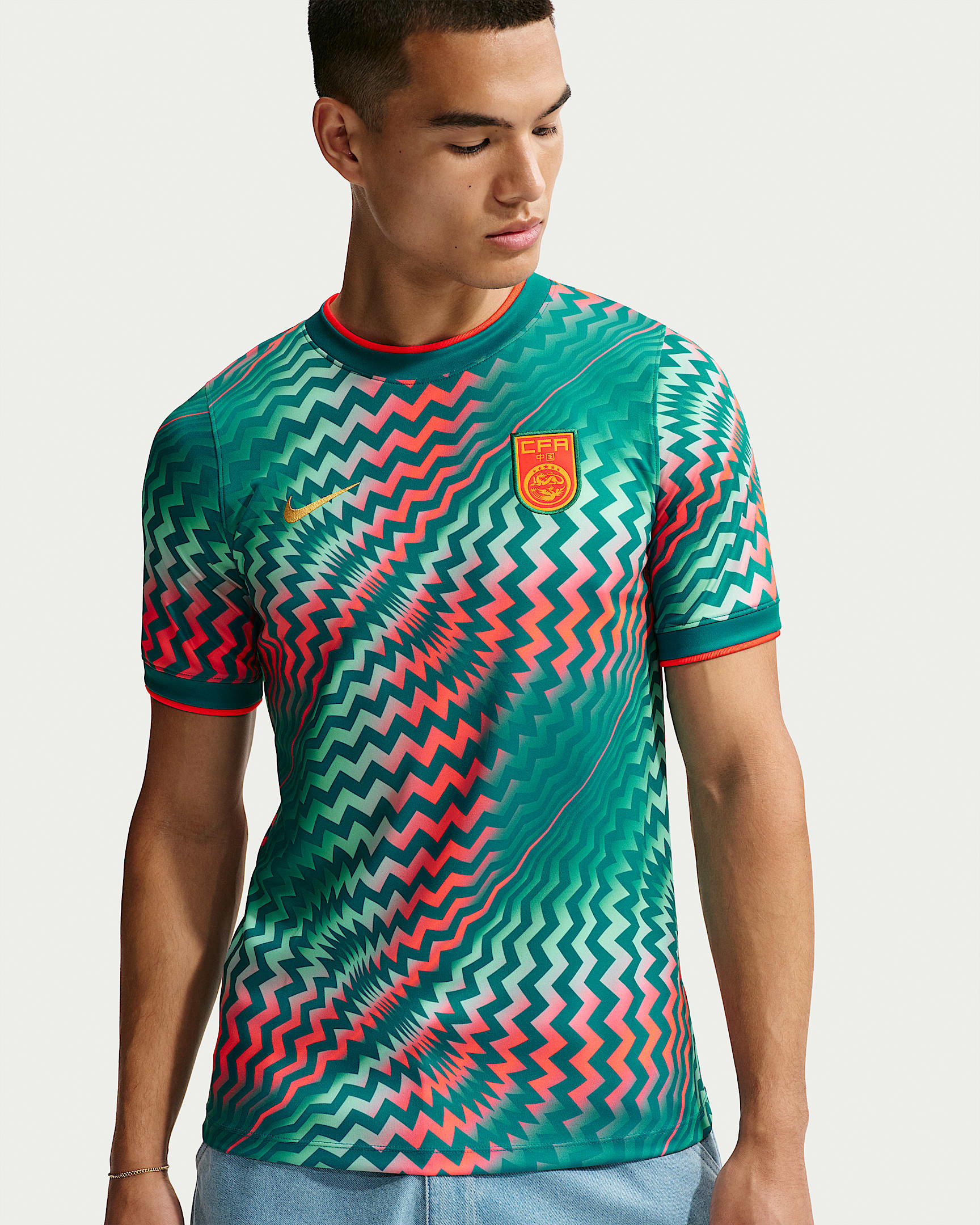 中国队 Academy Pro Nike Dri-FIT 男子速干赛前足球短袖上衣 - 狂欢节配色/上升翠绿/亮深红/赭黄