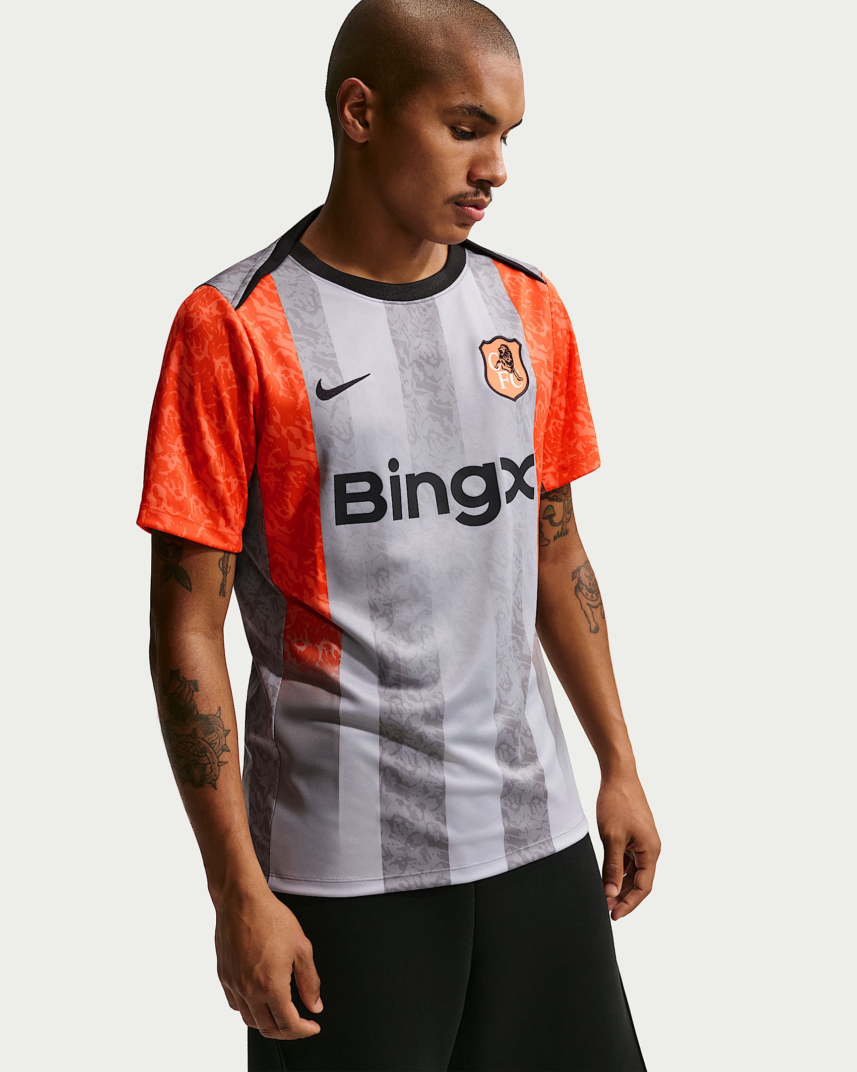 切尔西足球俱乐部 Academy Pro SE Nike Dri-FIT 男子速干赛前短袖足球上衣 - 狼灰/草皮橙/沥青蓝