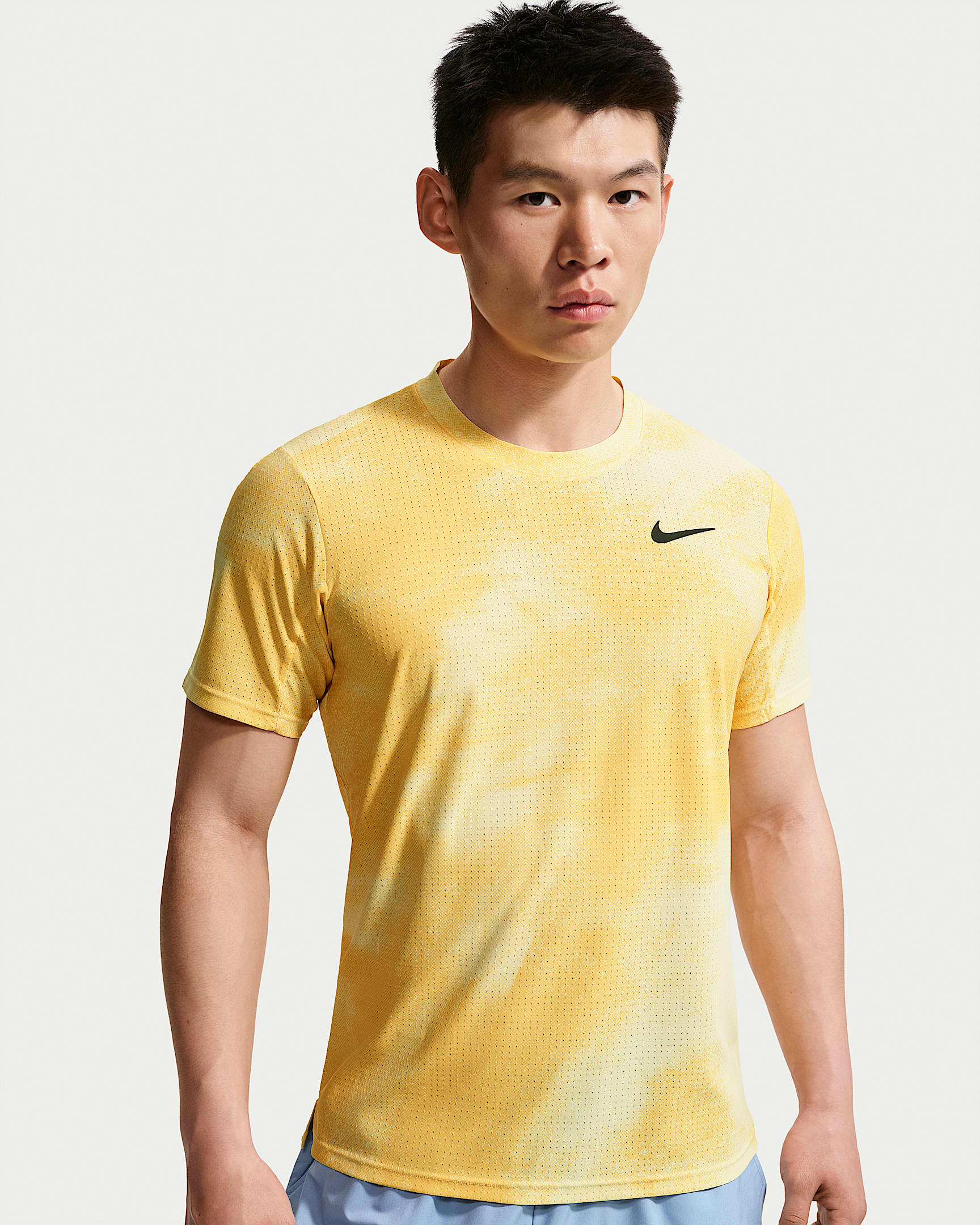 NikeCourt Slam Dri-FIT ADV 卡洛斯·阿尔卡拉斯同款男子速干短袖网球上衣 - 石膏色/典雅托帕石色/黑