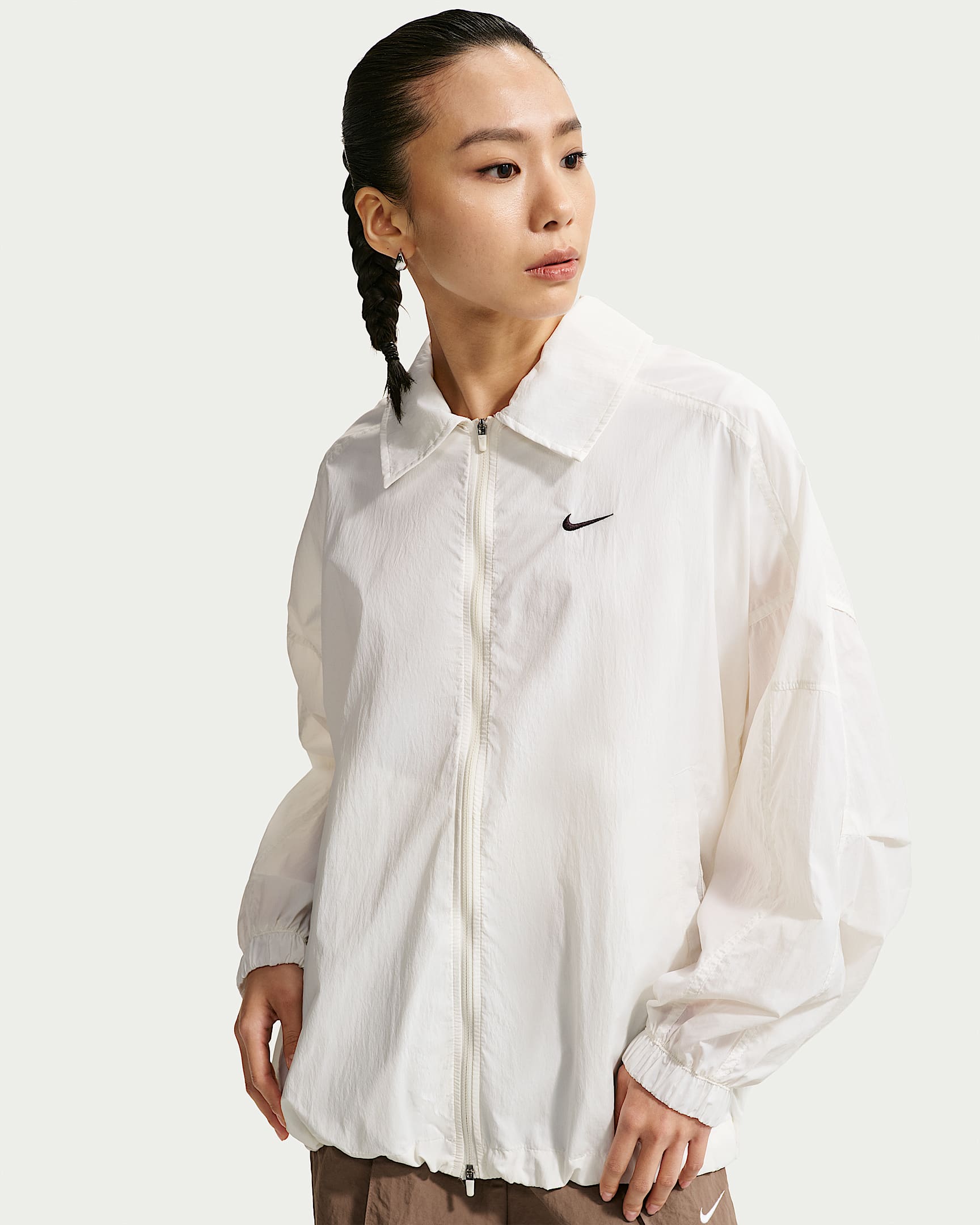Nike Sportswear 女子 Oversize 风防晒拒水轻盈夹克 - 帆白/黑