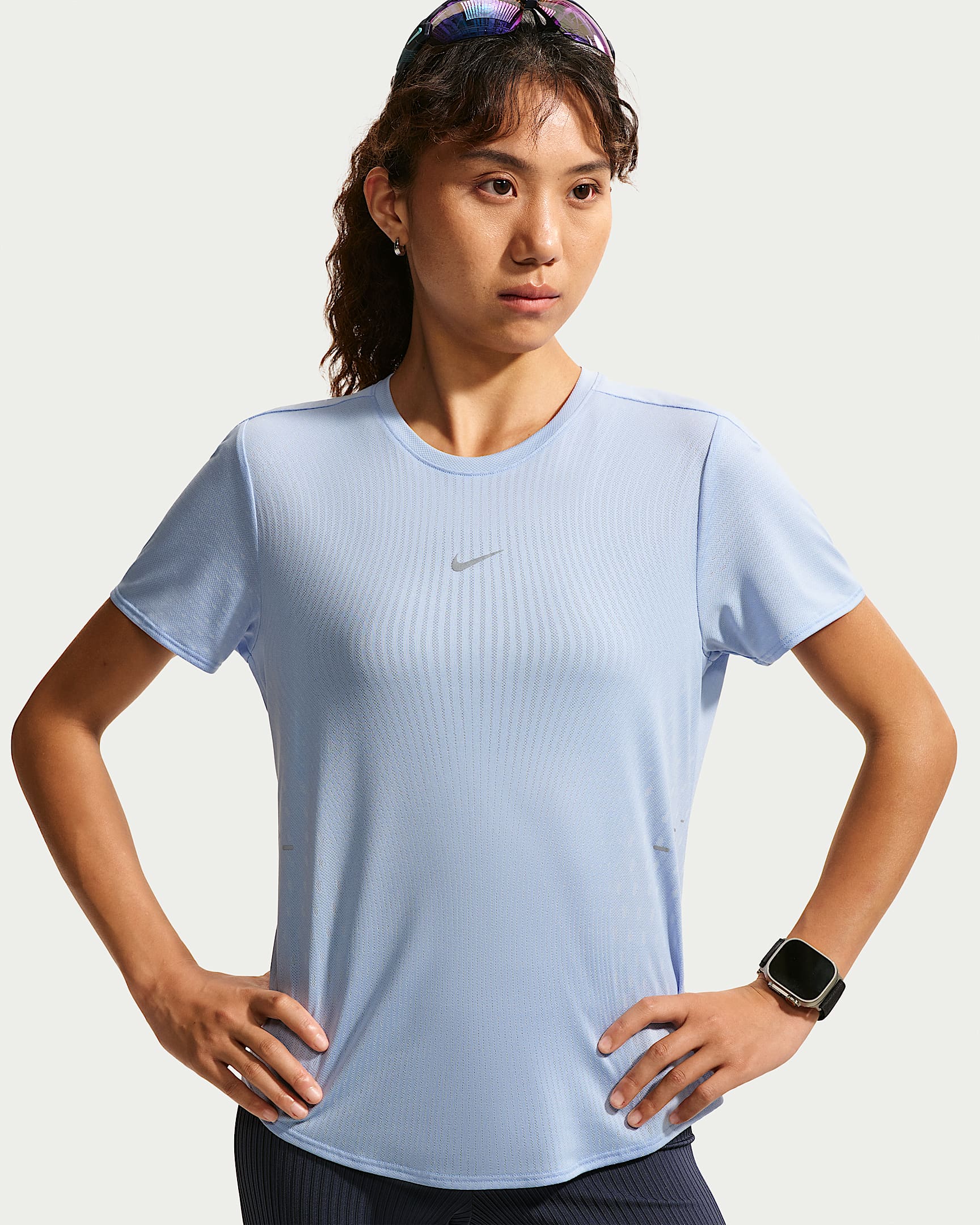 Nike Swift Aero-FIT 女子短袖跑步上衣 - 铝蓝/白金色
