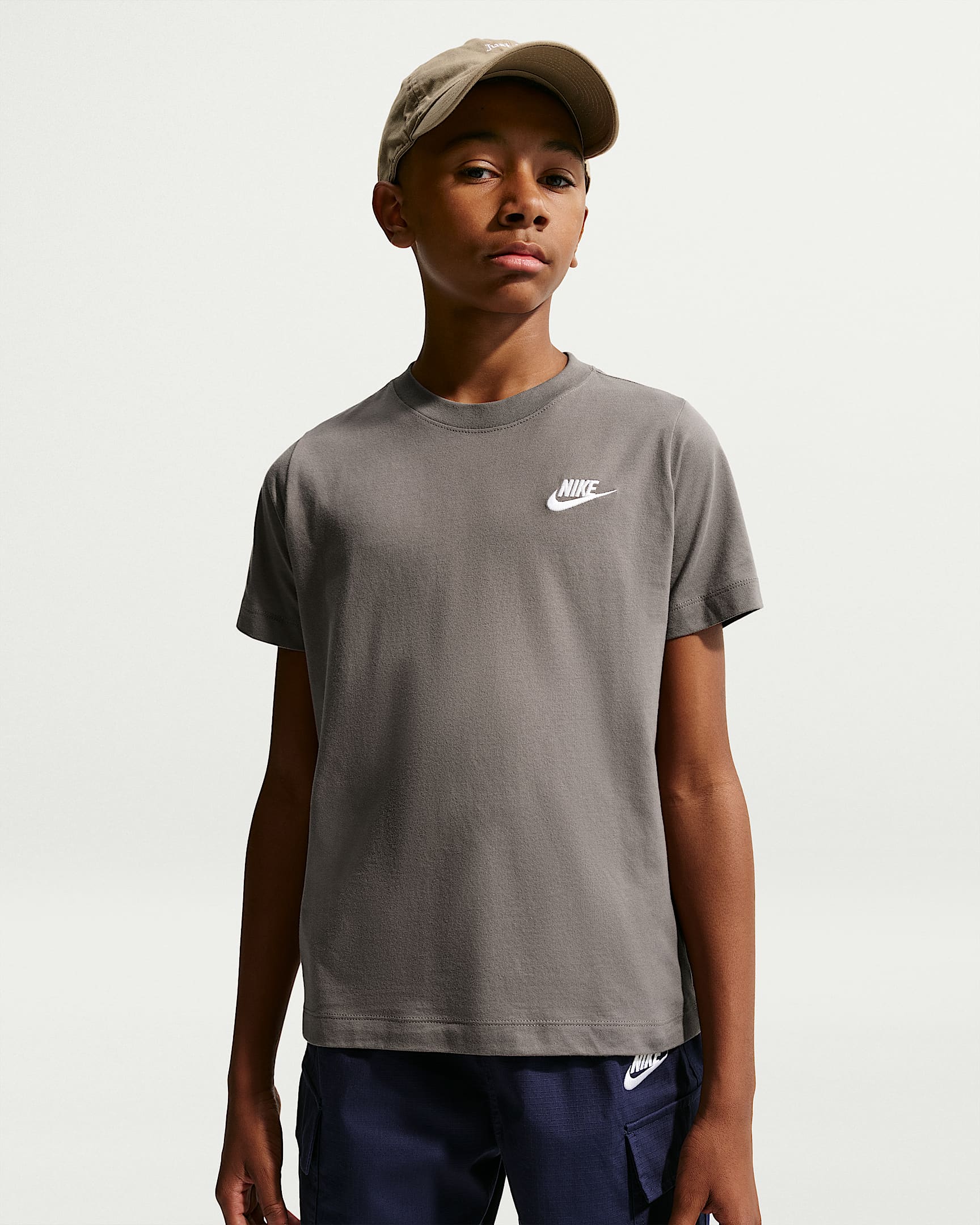 Nike Sportswear 大童短袖T恤 - 洞穴石色