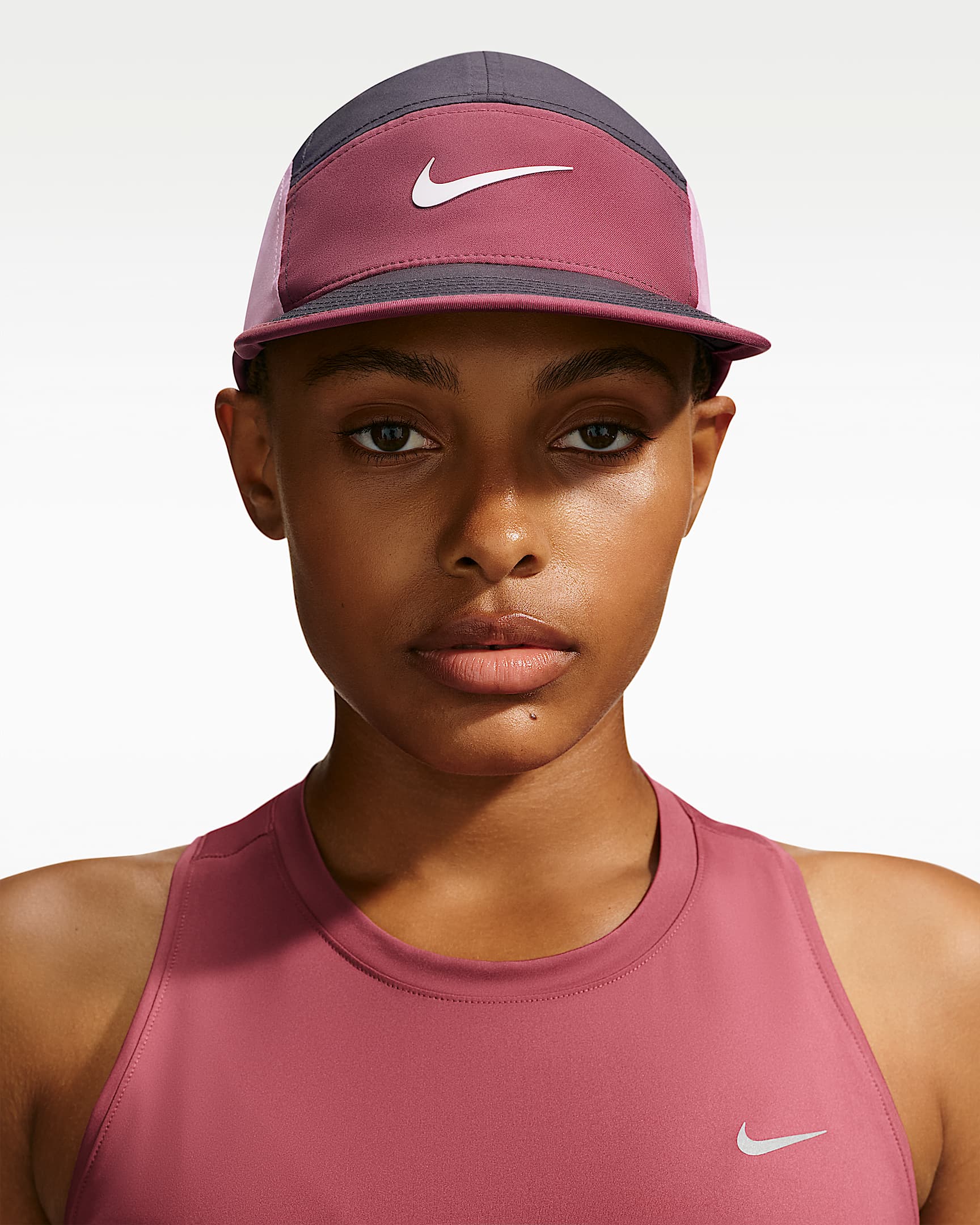 Nike Fly Dri-FIT 耐克女子夜跑系列速干软顶耐克勾运动帽 - 铁架黑/烟灰粉/煤黑/浅紫丁香色