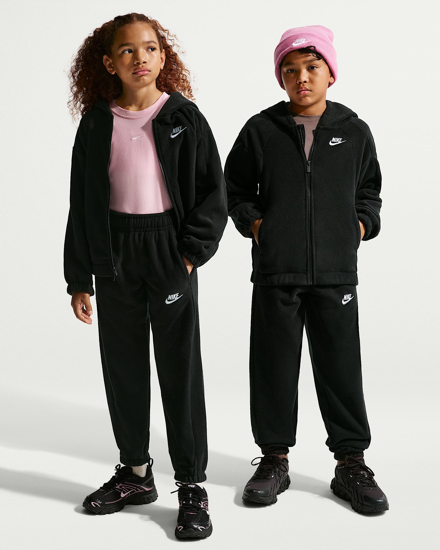 Nike Club Fleece 大童冬季款摇粒绒长裤 - 黑/黑/白色