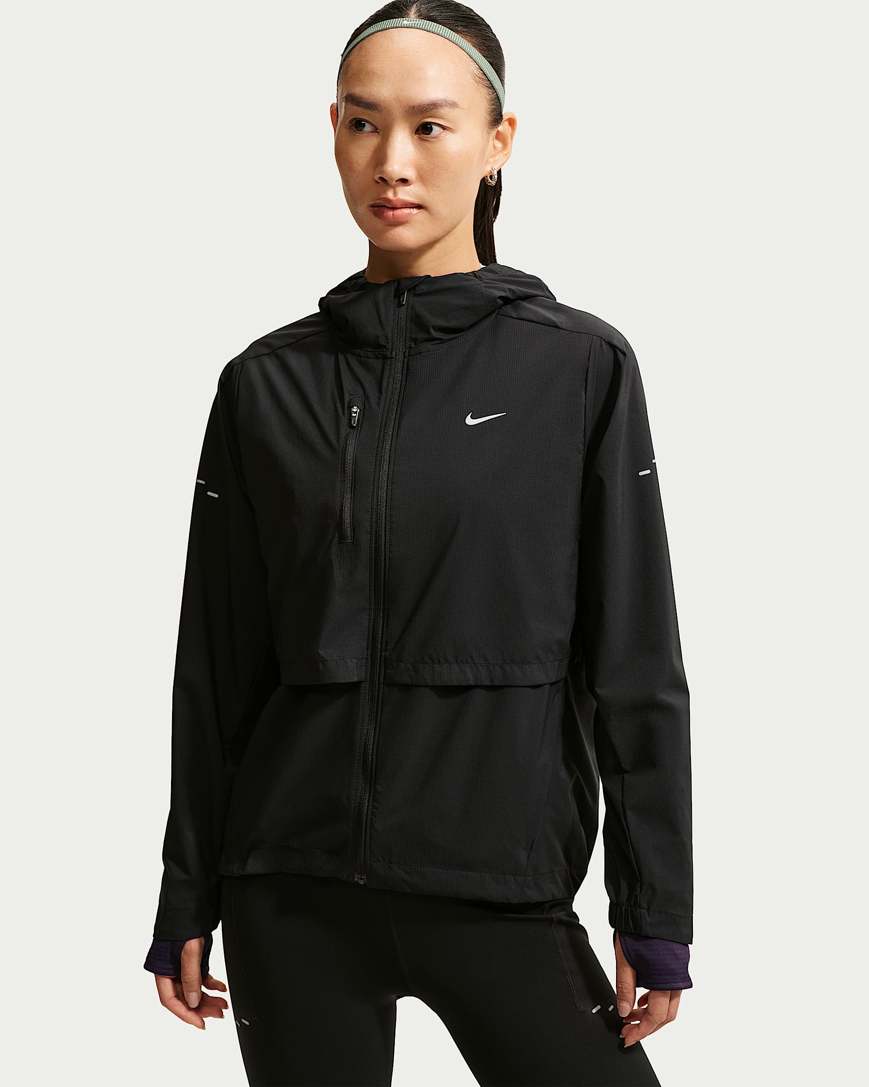 Nike Swift Storm-FIT 女子防风拒水跑步夹克 - 黑