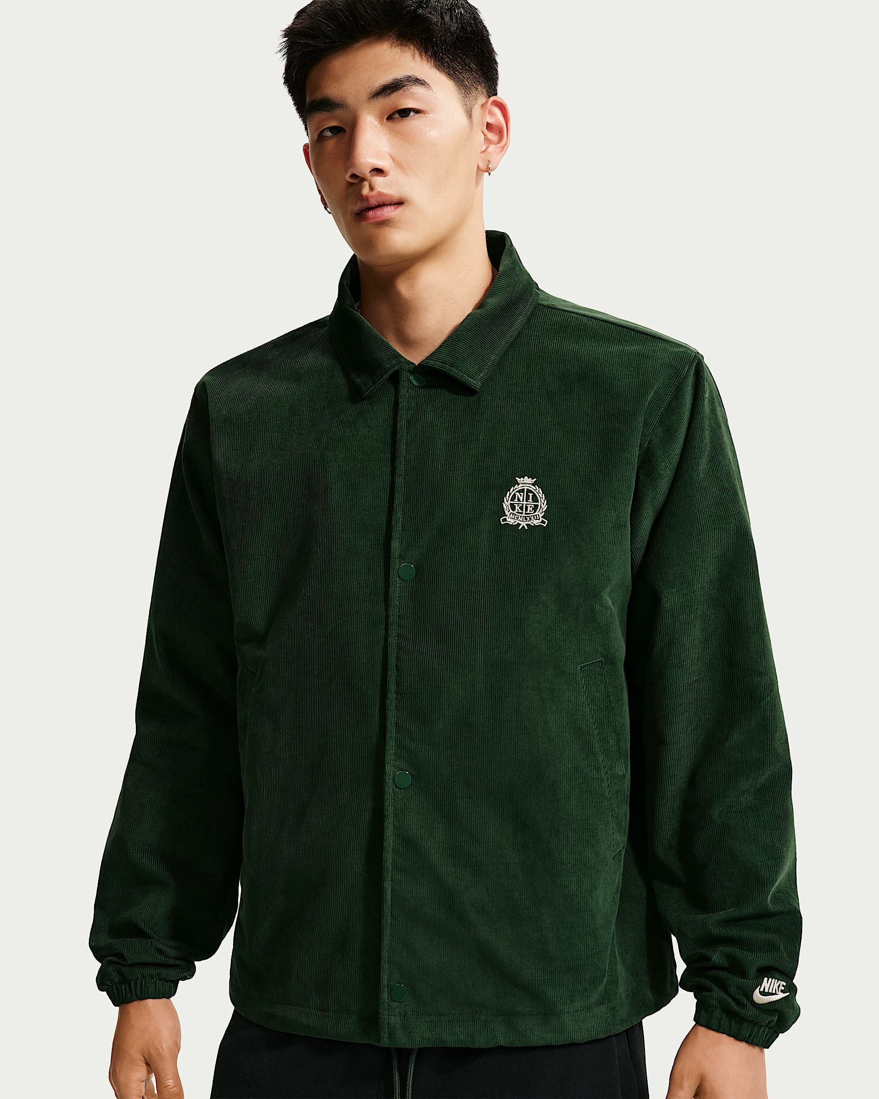 Nike Sportswear Club 男子灯芯绒教练夹克 - 冷杉绿/沙堆白