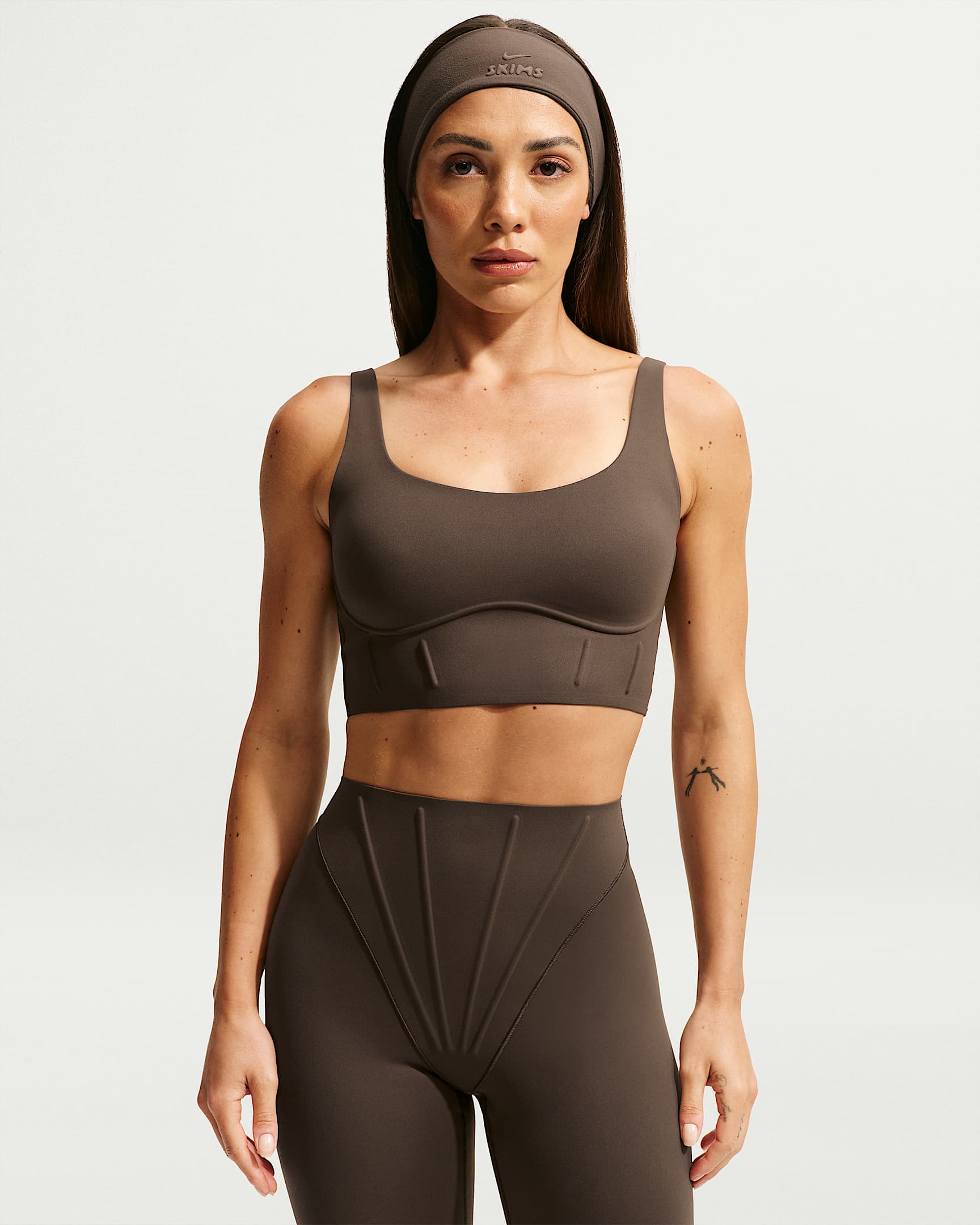 NikeSKIMS Matte 女子速干塑形长款运动内衣 - NSKM Dark Sepia/NSKM Dark Sepia