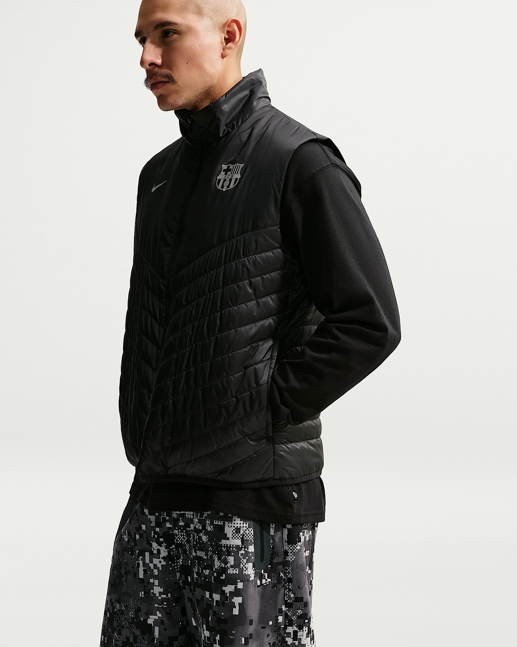 巴萨(巴塞罗那足球俱乐部) Nike Therma-FIT Windrunner 男子拒水足球马甲 - 黑/黑