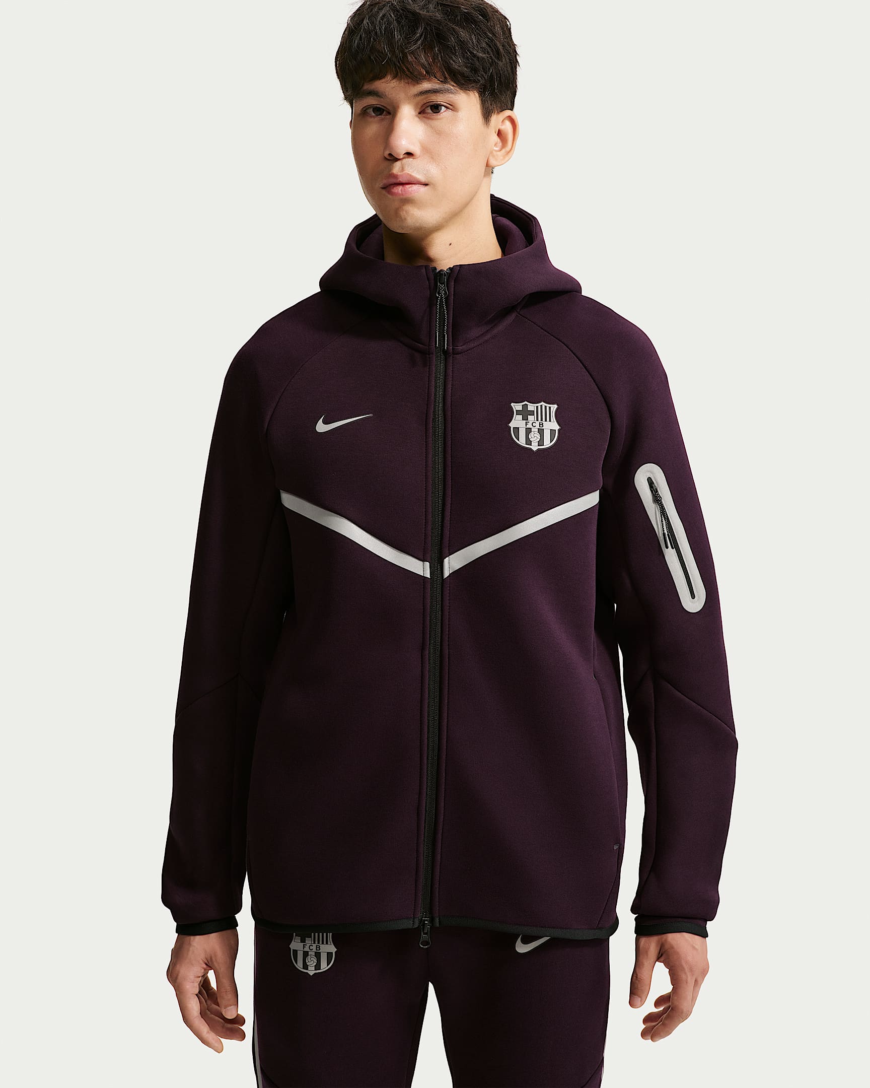 巴萨（巴塞罗那足球俱乐部） Tech Windrunner Nike 男子反光装饰足球全长拉链开襟夹克 - 暗调勃艮第酒红