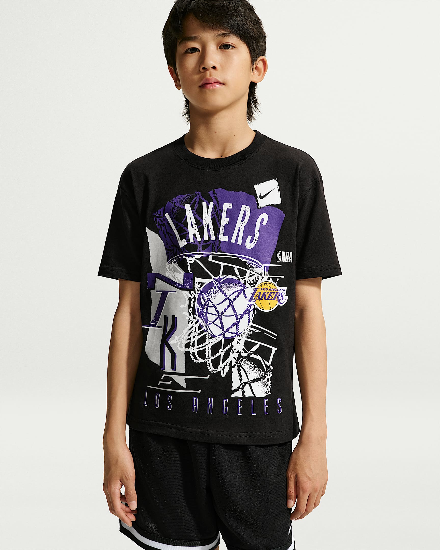 洛杉矶湖人队 Courtside Nike NBA 大童（男孩）复古风T恤 - 黑