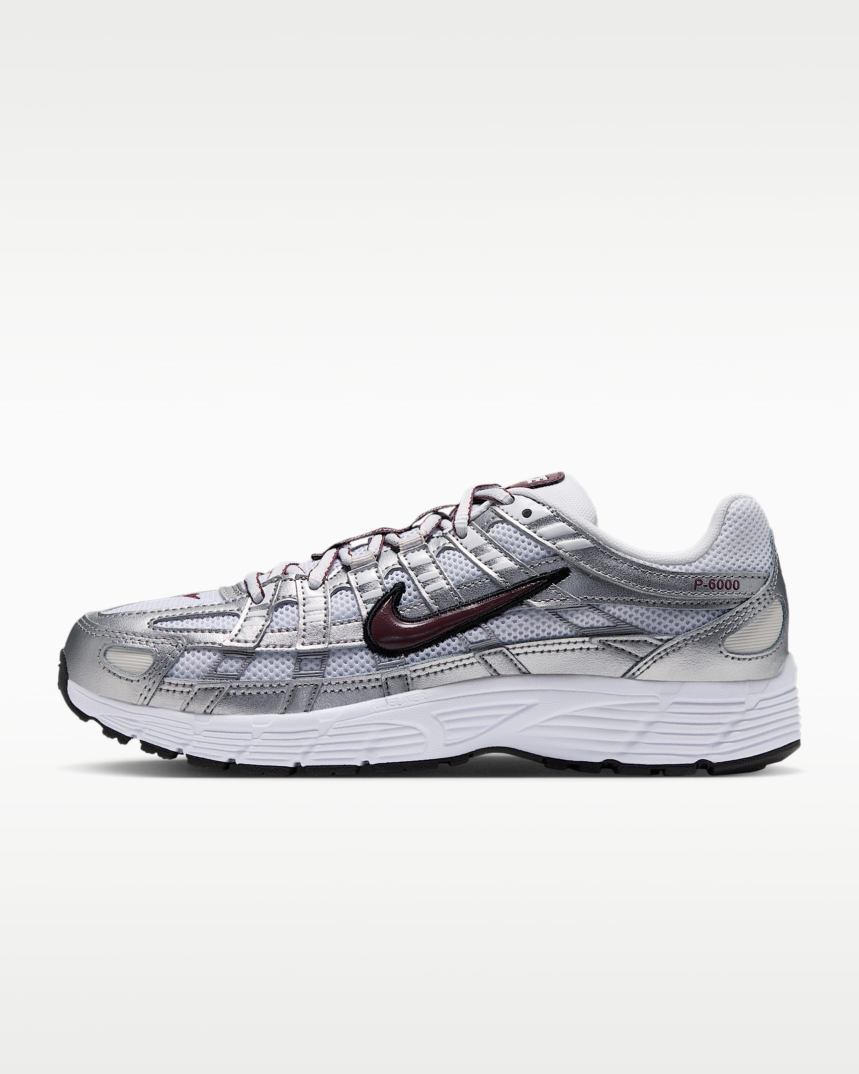 Nike P-6000 女子运动鞋 - 白色/金属银/黑/神秘枣红