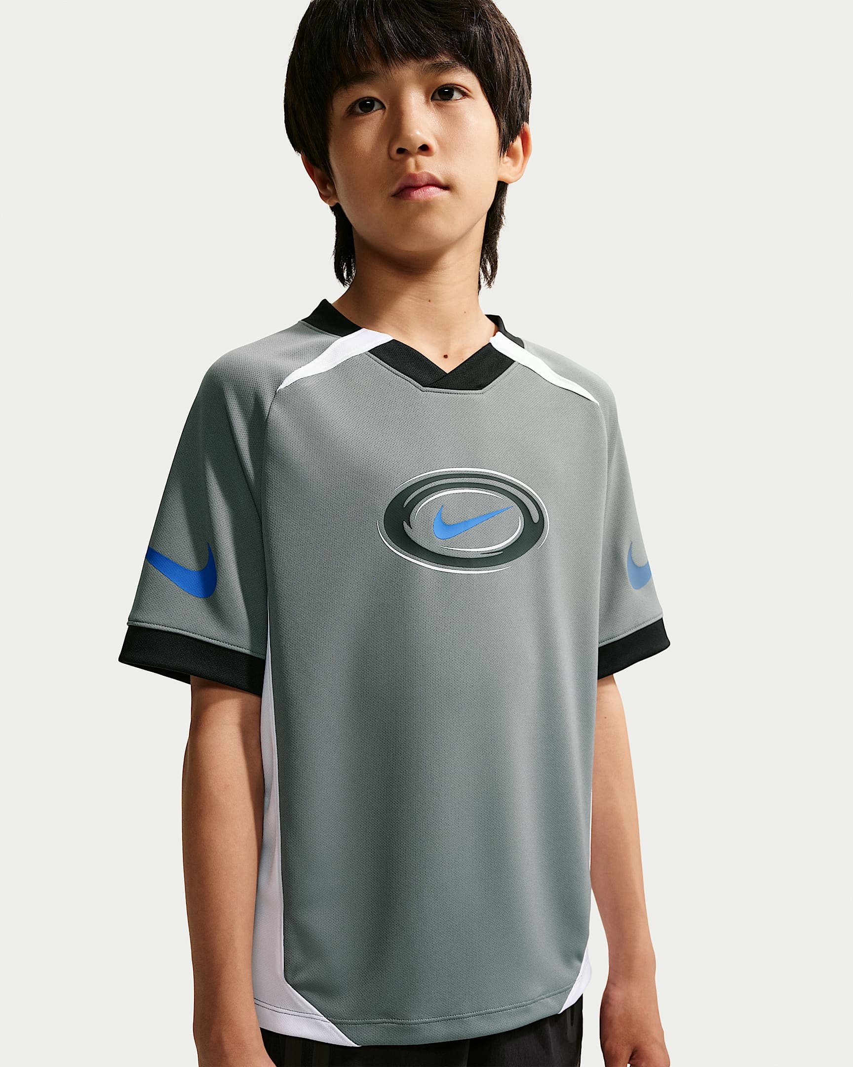 Nike Multi Dri-FIT 大童（男孩）速干短袖上衣 - 烟灰/白色/游戏宝蓝