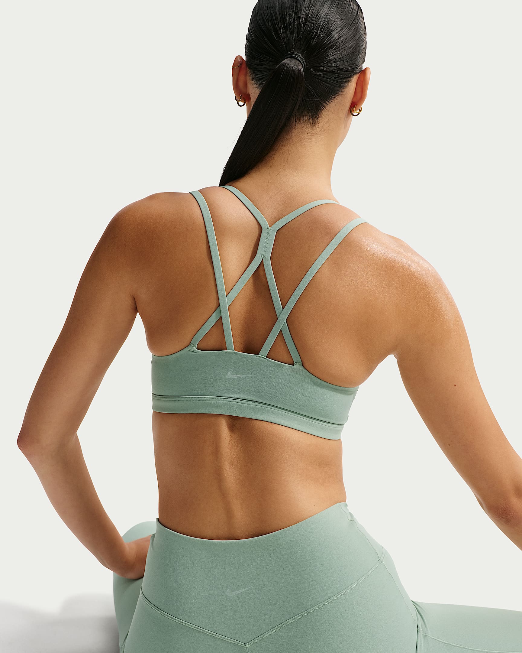 Nike Zenvy Strappy 女子低强度支撑柔韧速干衬垫运动内衣 - 温和灰绿/白色