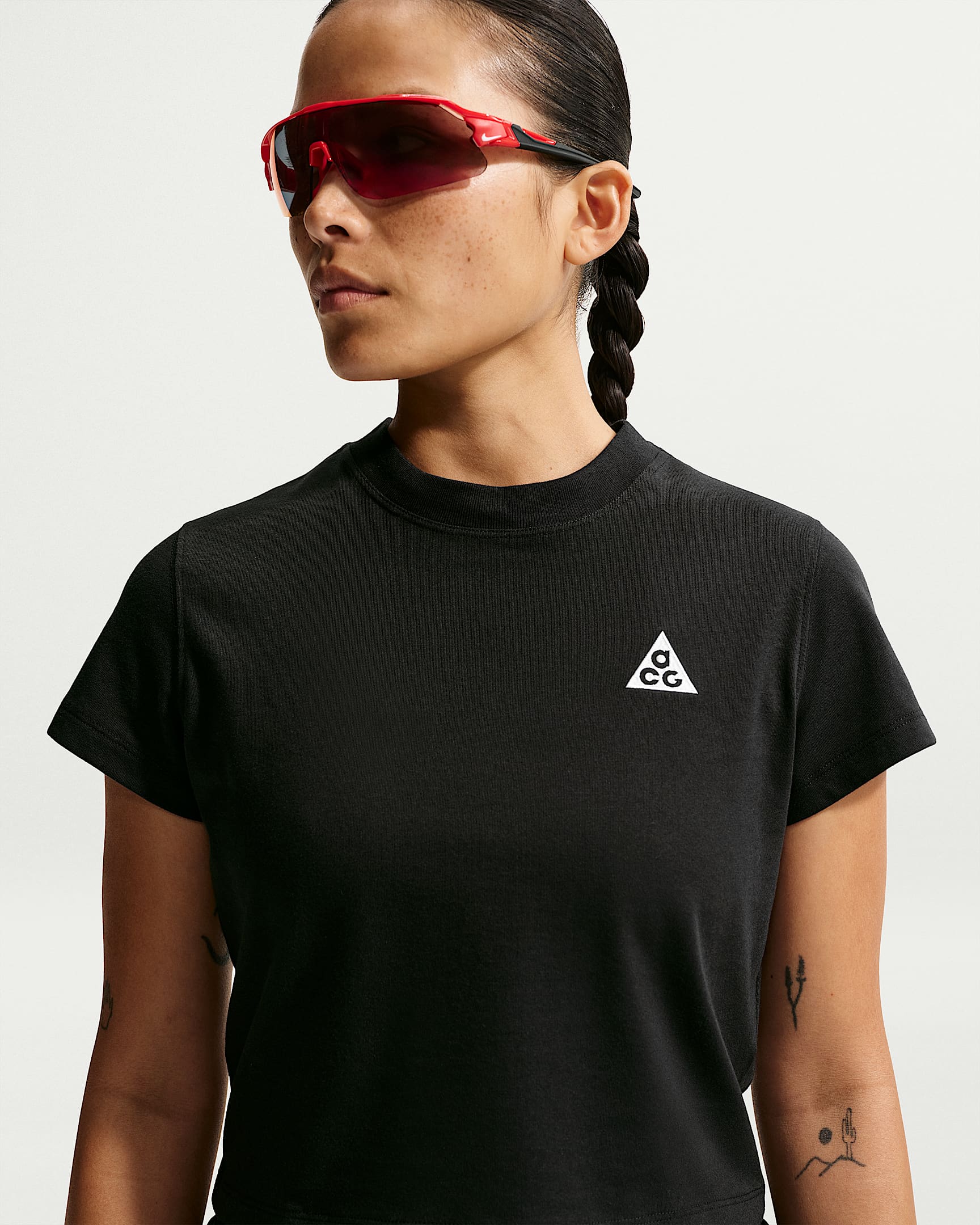 Nike ACG Dri-FIT 女子速干短袖上衣 - 黑/山峰白