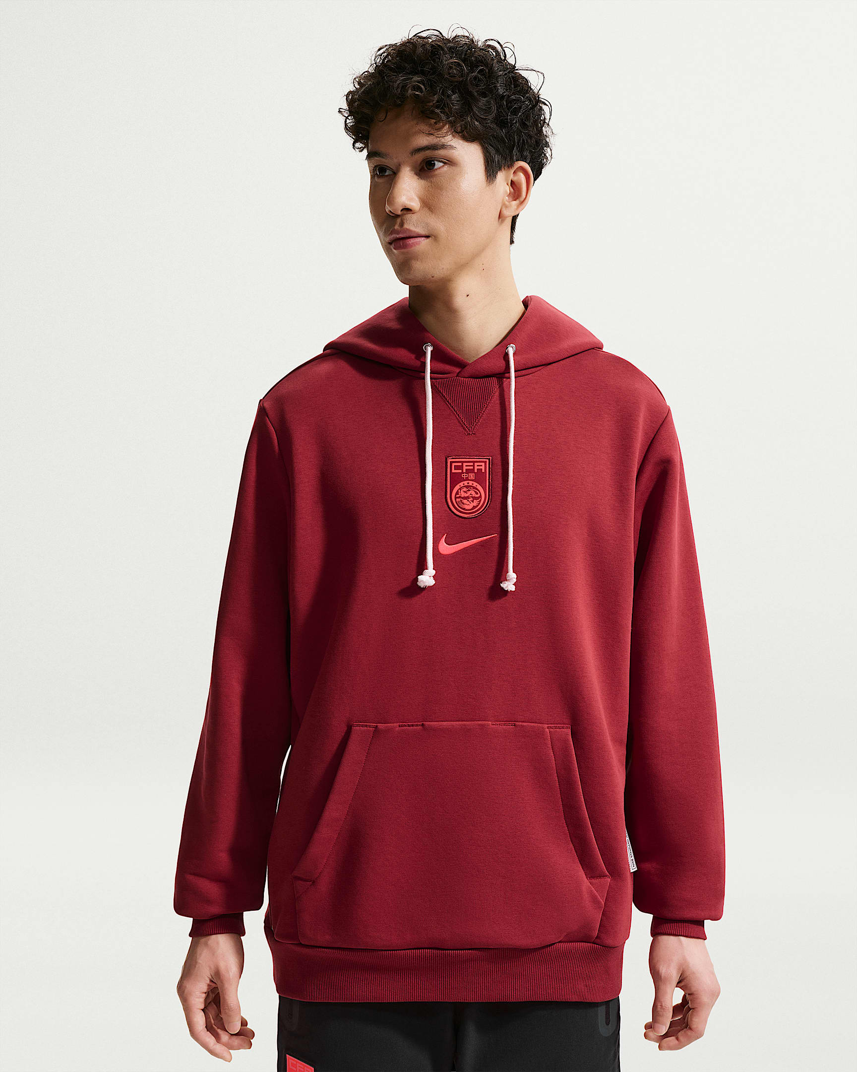 中国队 Standard Issue Nike Dri-FIT 男子速干足球套头连帽衫 - 队红/亮深红