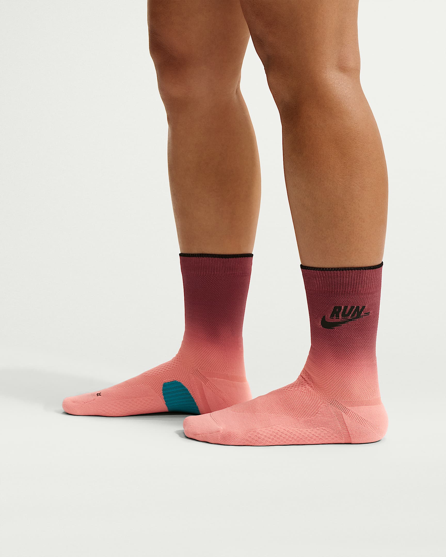 Nike Run Midweight 速干中筒跑步袜(1 双) - 狂喜深红/烟灰粉/能量绿