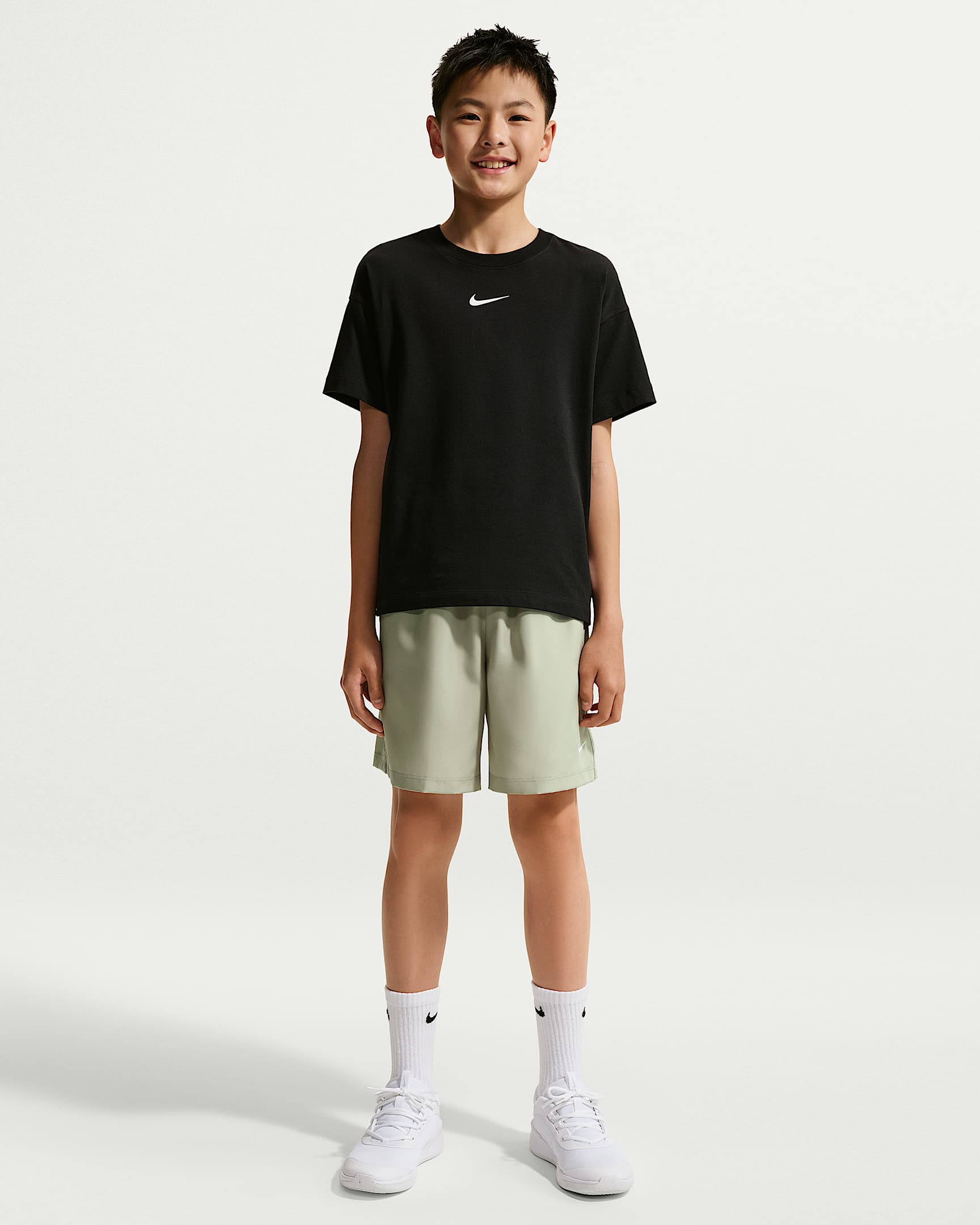 Nike Multi Dri-FIT 大童（男孩）速干训练短裤 - 雾杉木绿/白色
