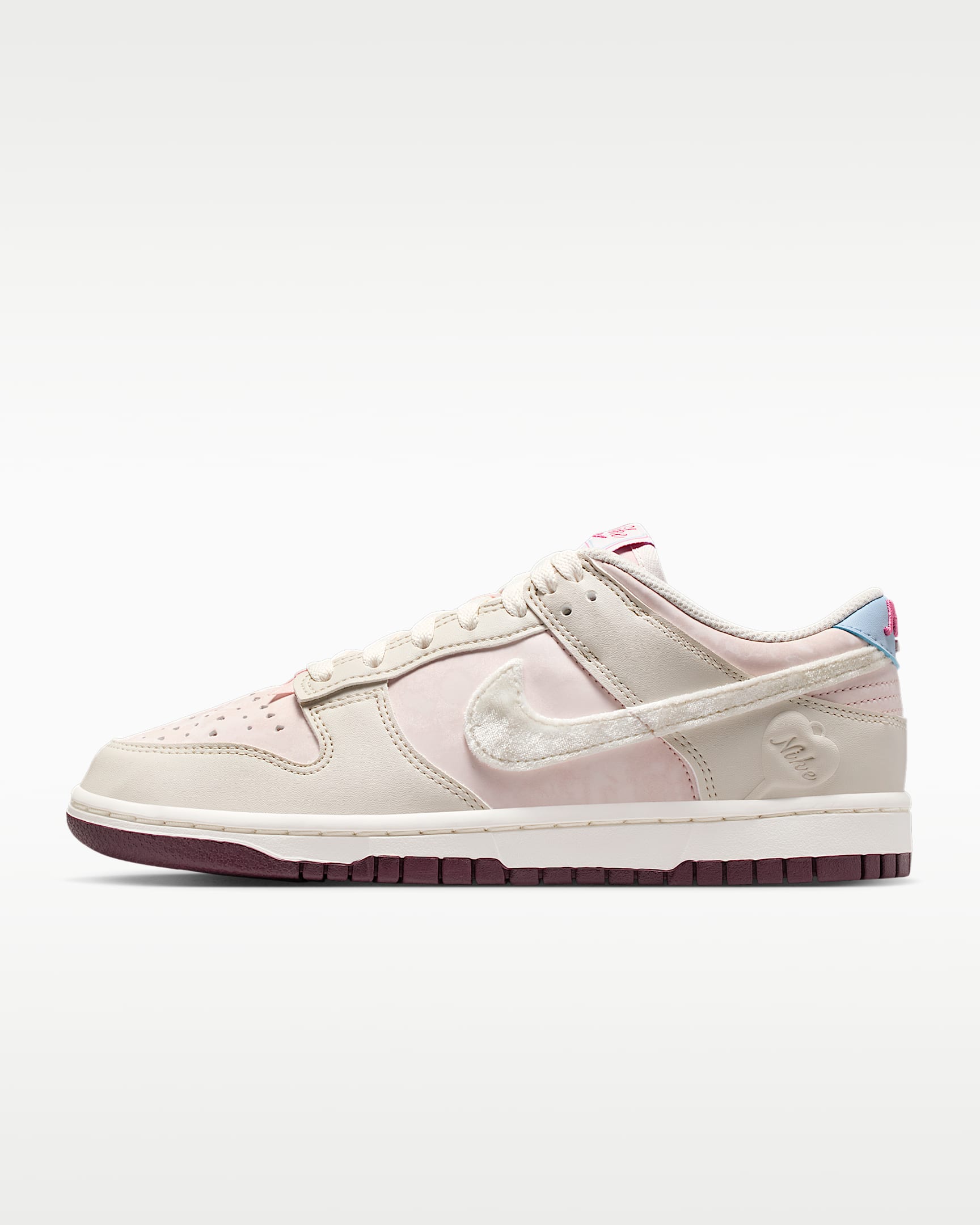 Nike Dunk Low 情人节系列女子运动鞋 - 砂岩灰粉/浅骨色/鲜亮勃艮第酒红/帆白
