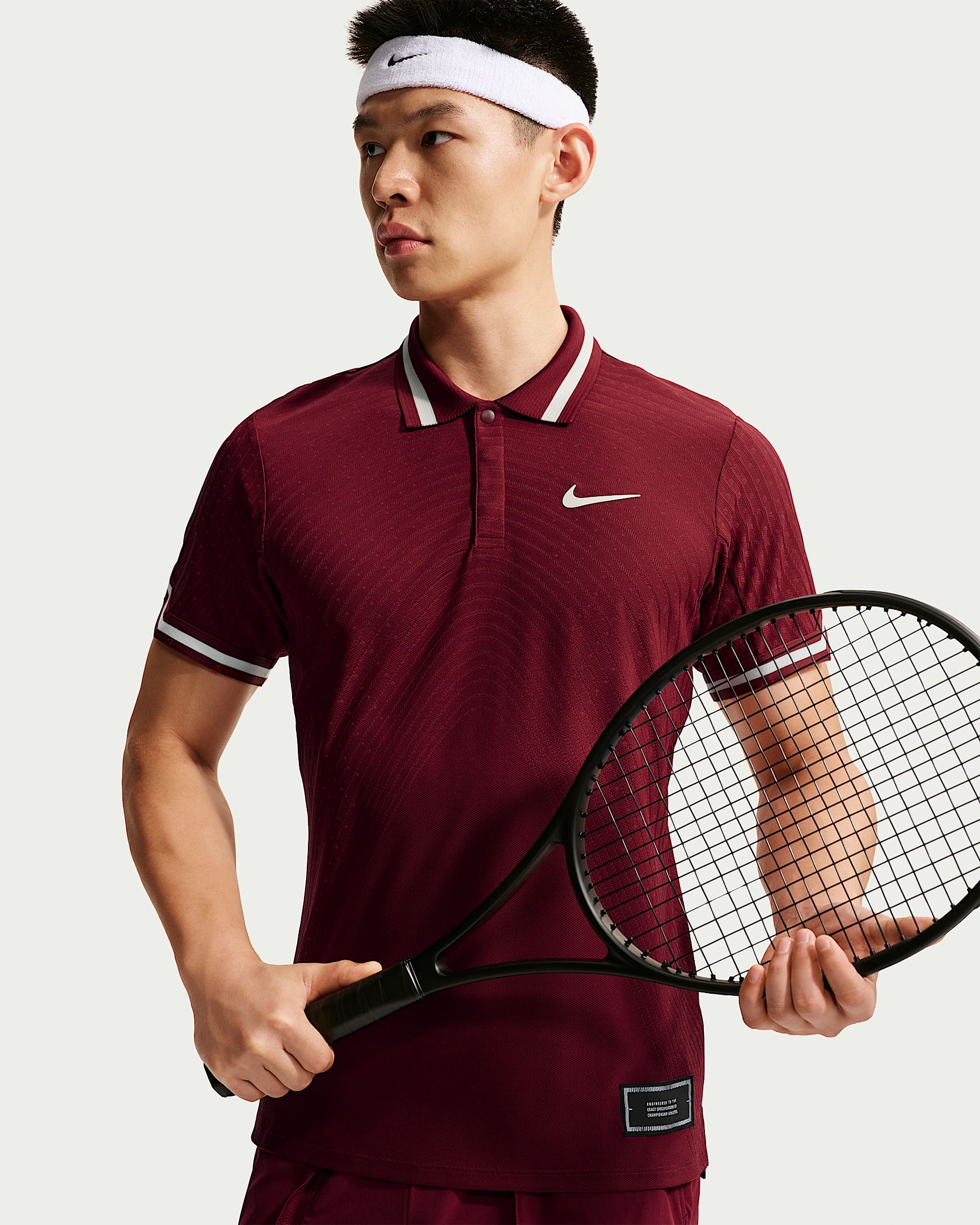 NikeCourt Slam Aero-FIT 扬尼克·辛纳同款男子网球短袖翻领T恤 - 队红/淡象牙白