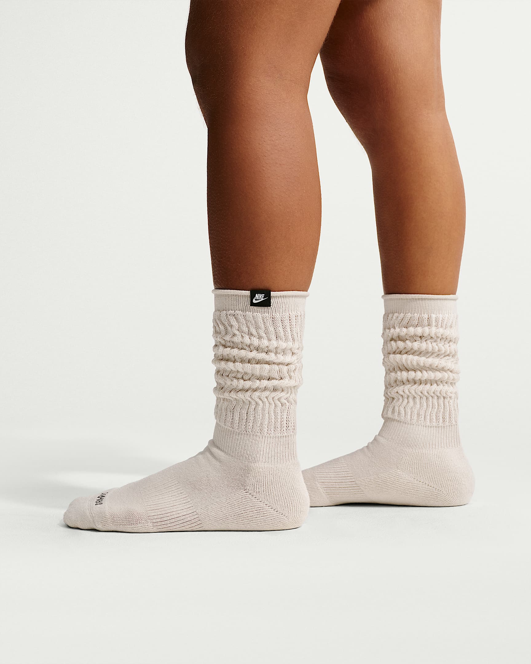 Nike Everyday Plus 舒适速干中筒堆堆运动袜（1 双） - 浅骨色/黑