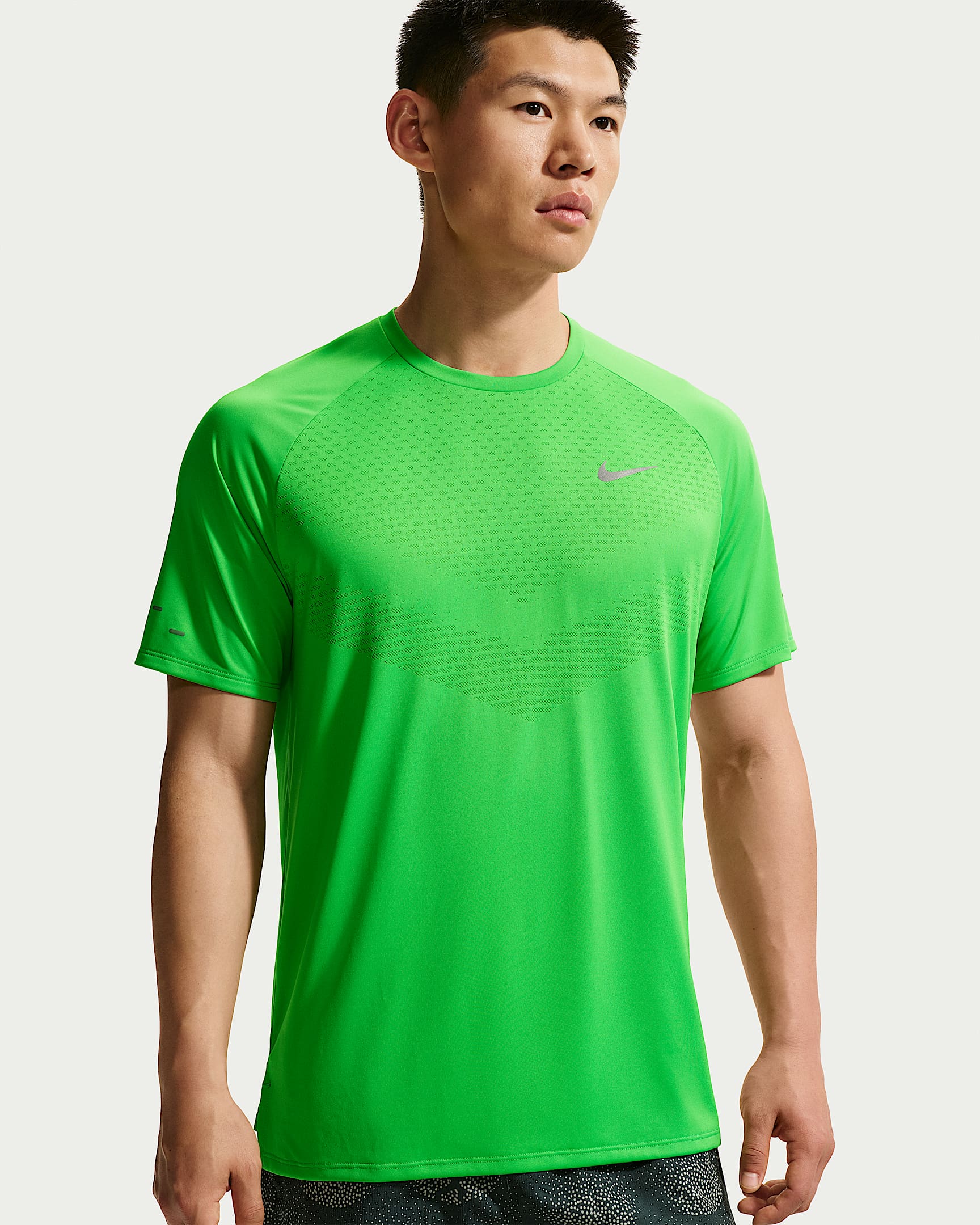 Nike Stride Dri-FIT ADV 男子速干短袖跑步上衣 - 闪亮绿