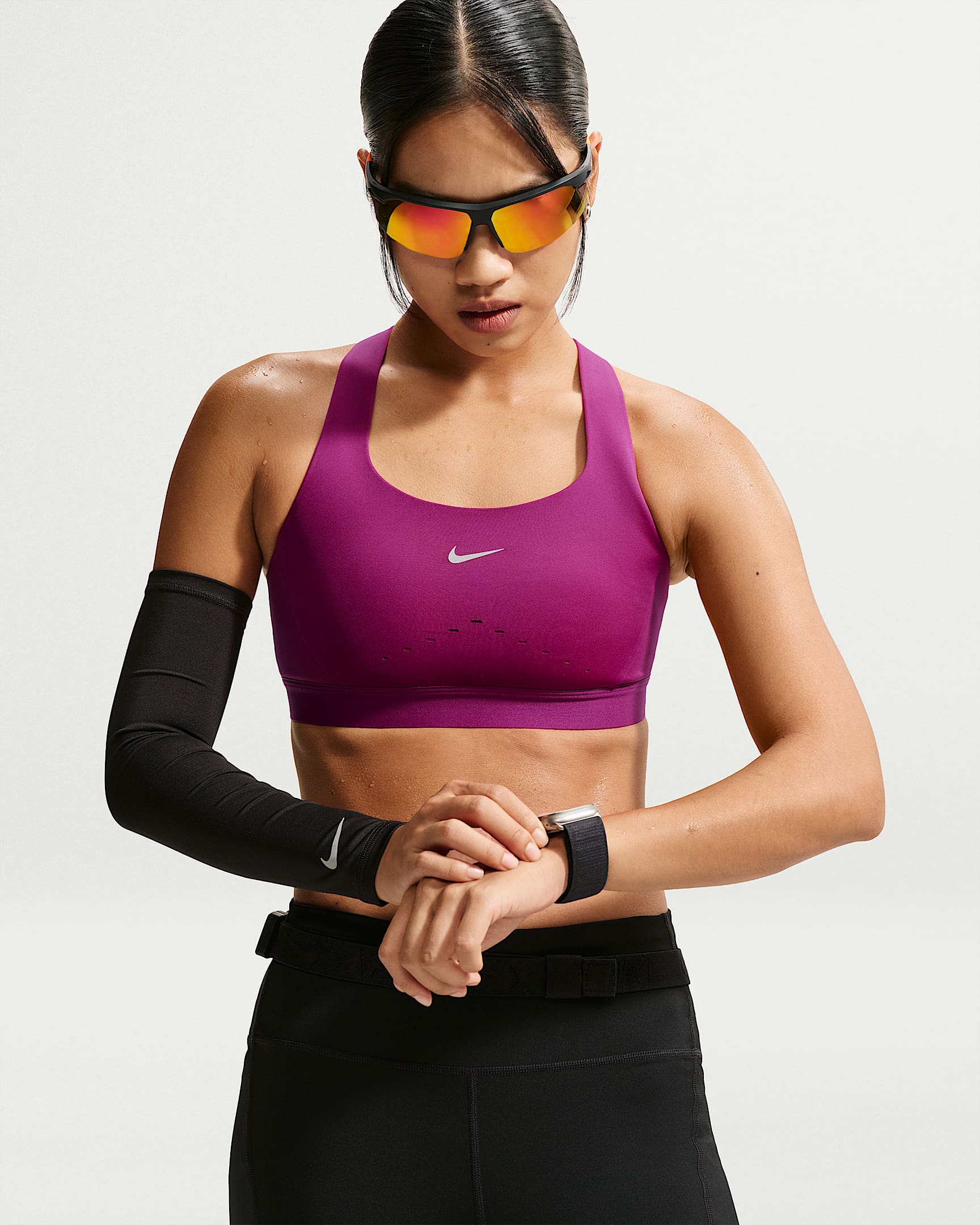 Nike Swift 女子速干高强度支撑轻衬运动内衣 - 正浆果红