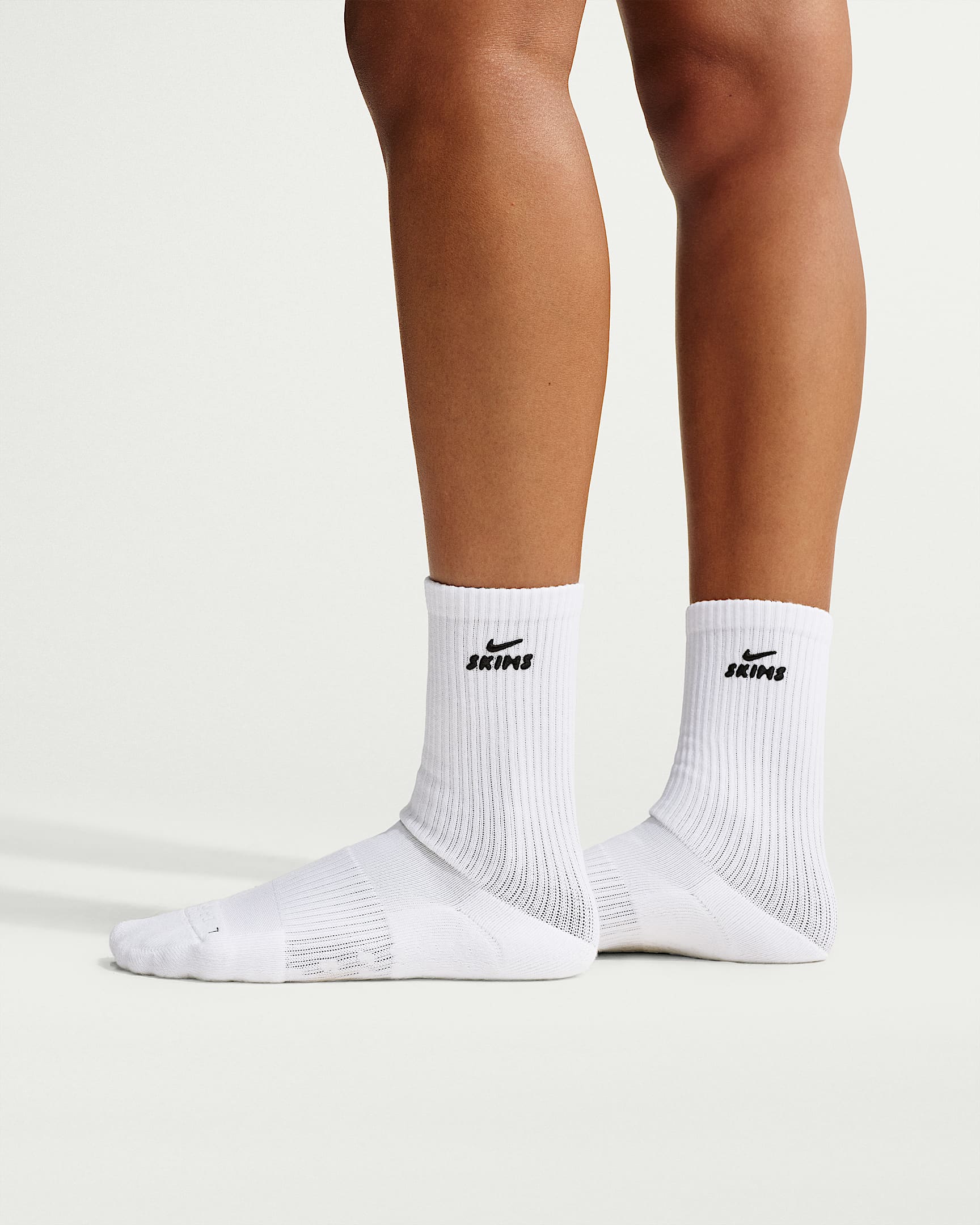 NikeSKIMS 2.0 Dri-FIT 女子普拉提速干中筒运动袜(1 双) - NSKM Snow/NSKM Obsidian