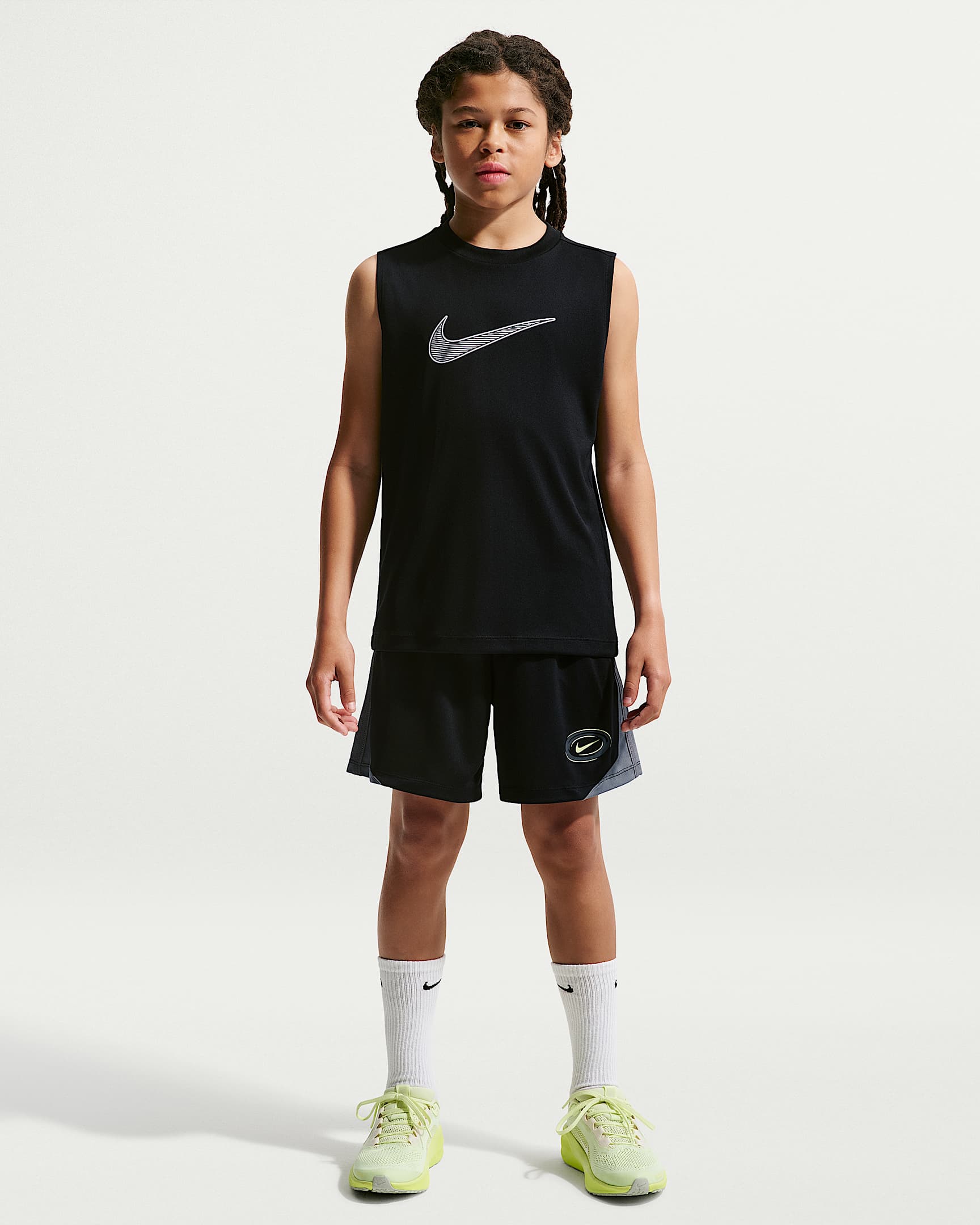 Nike Multi Dri-FIT 大童（男孩）速干针织短裤 - 黑/烟灰/浅柠色