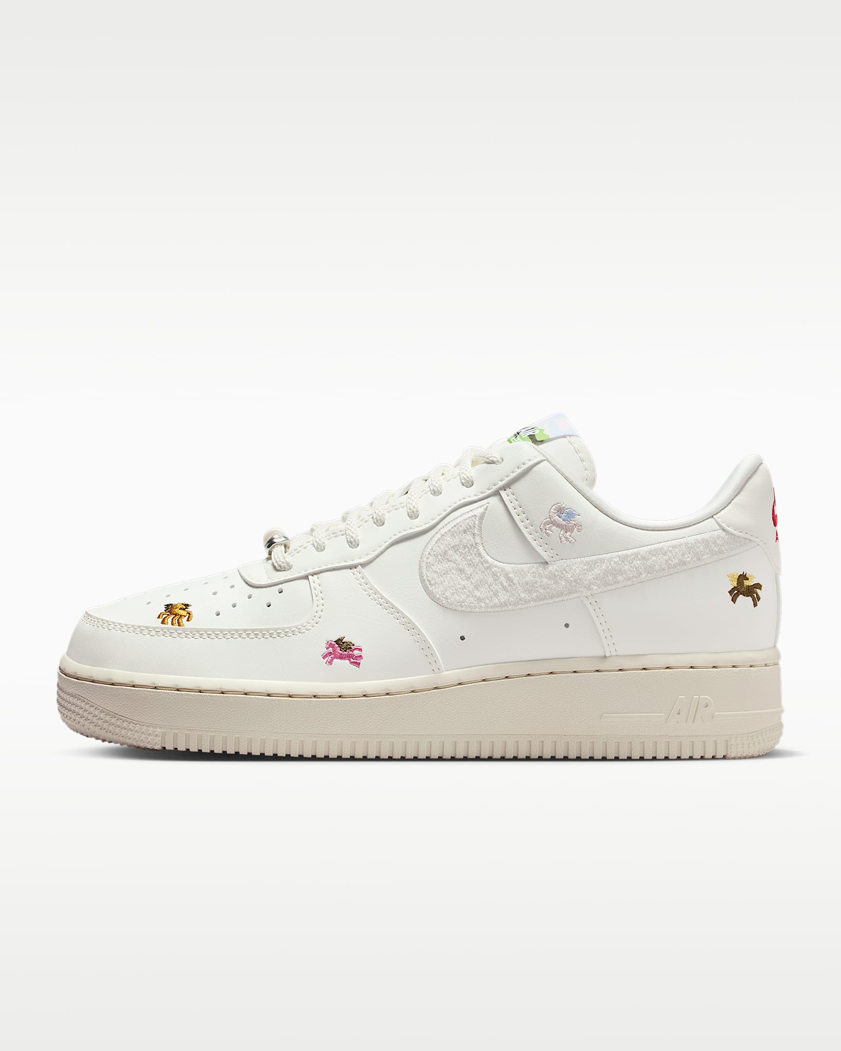 Nike Air Force 1 '07 SE "CNY" 马年限定脱缰系列新年款女子空军一号运动鞋 - 帆白/幻影灰白/深队红/幻影灰白