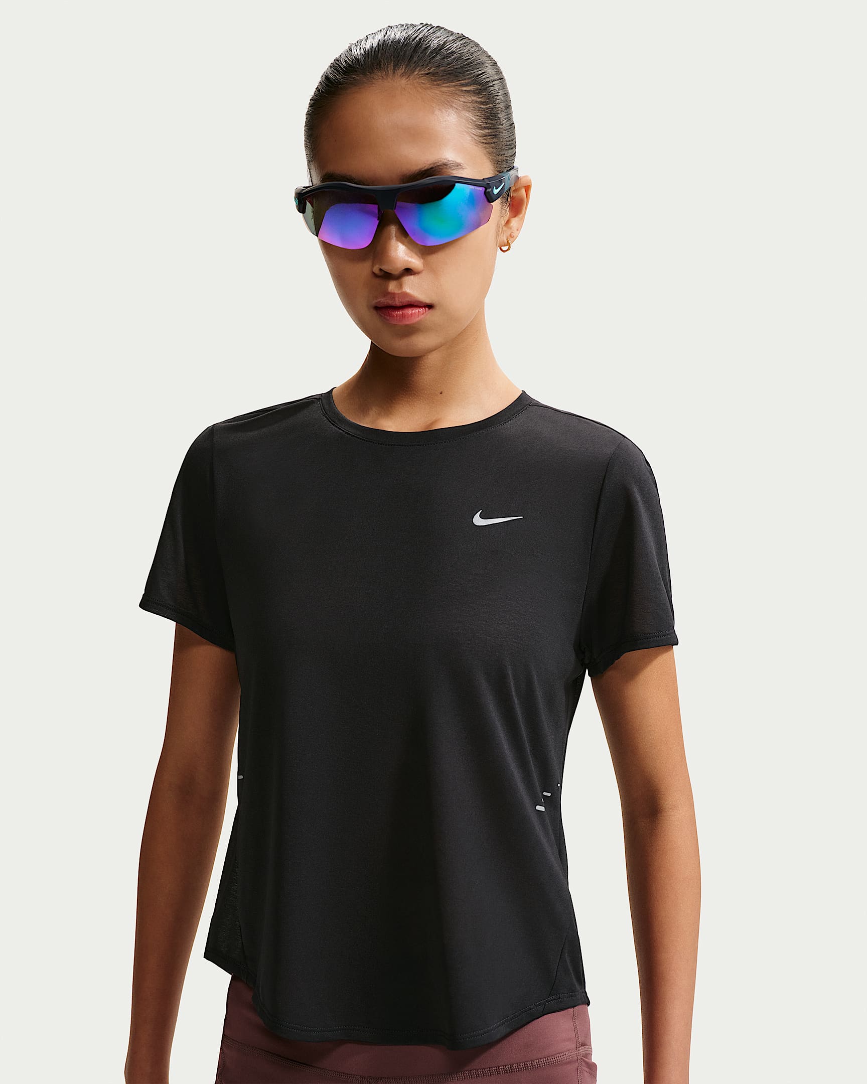 Nike Swift Dri-FIT 女子速干短袖跑步上衣 - 黑/尘光子色/白色