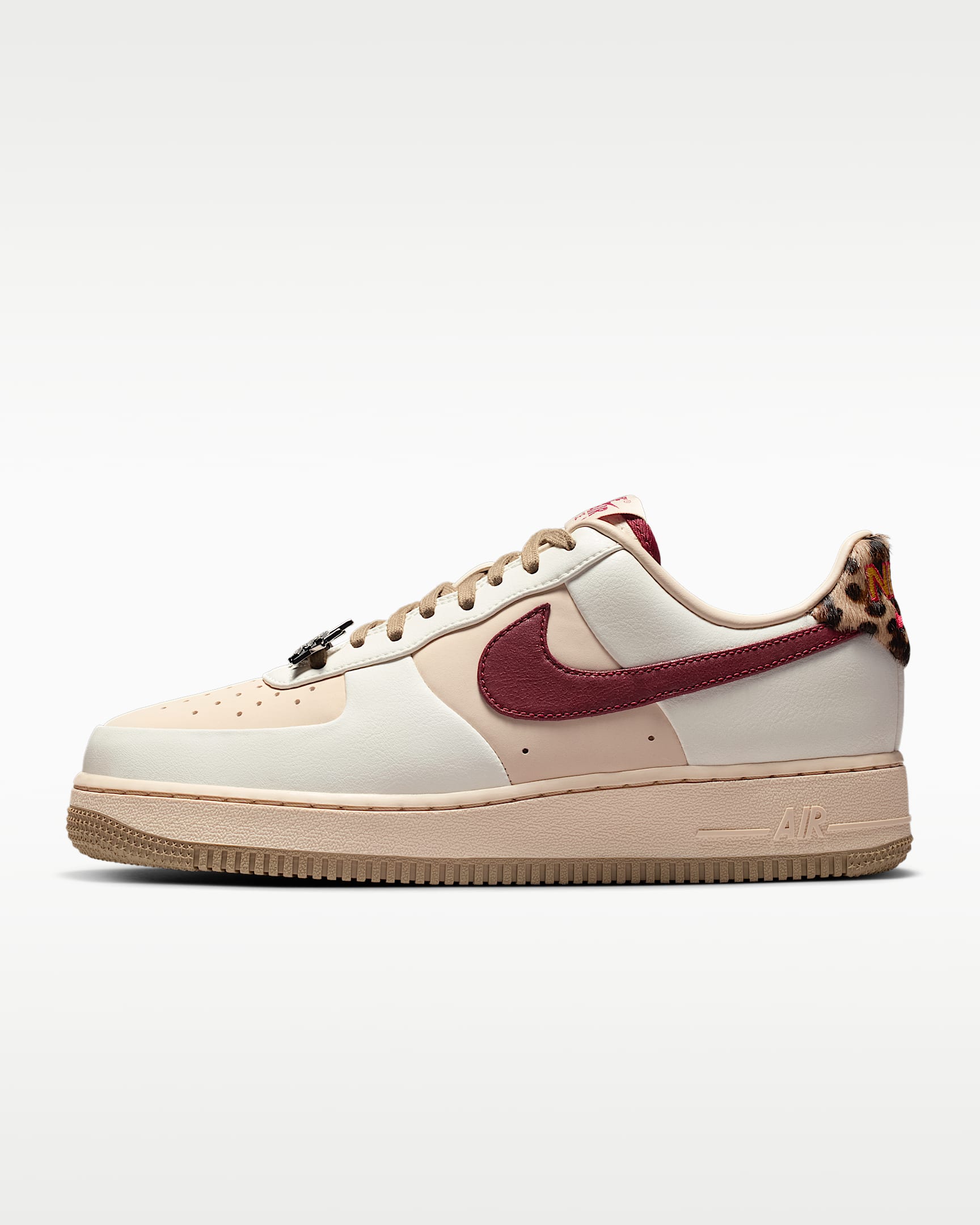 Nike Air Force 1 '07 女子空军一号运动鞋 - 珍珠白/珍珠白/卡其/队红
