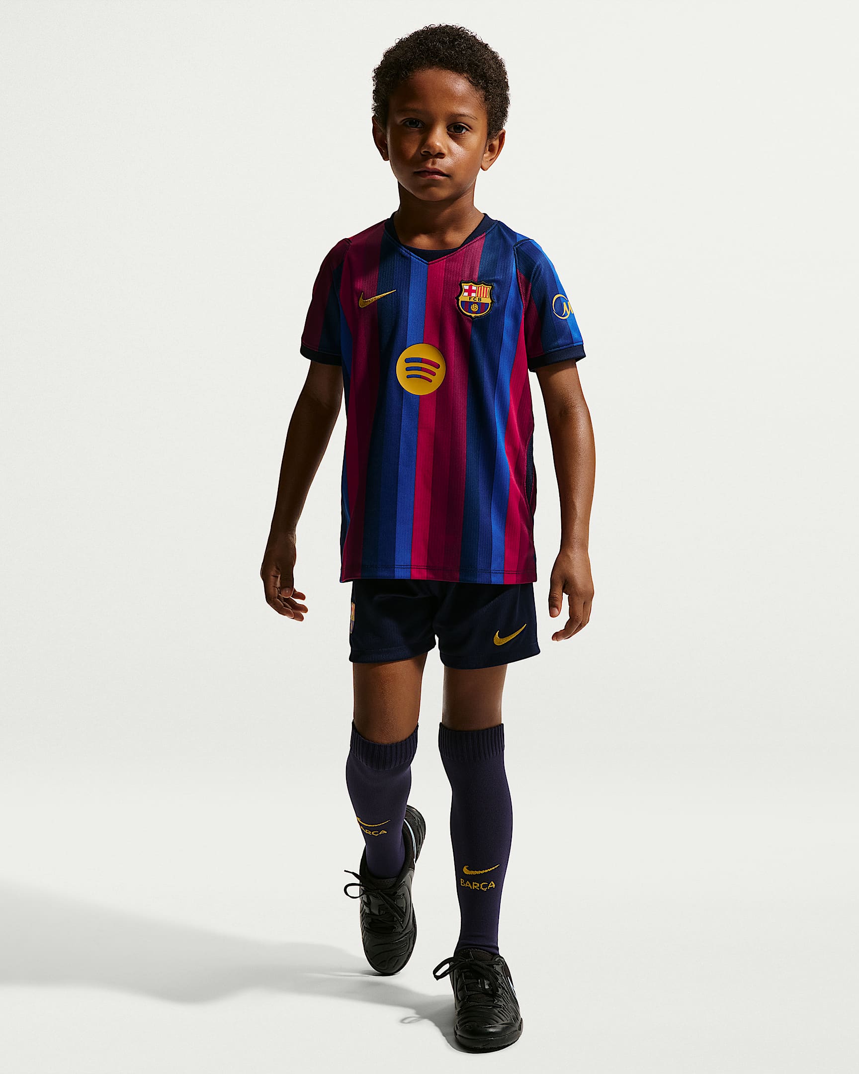 2026 赛季巴萨主场球迷版 Nike 幼童足球短袖T恤、短裤和足球袜套装 - 深石榴红/空间蓝/黑蓝/矿物黄