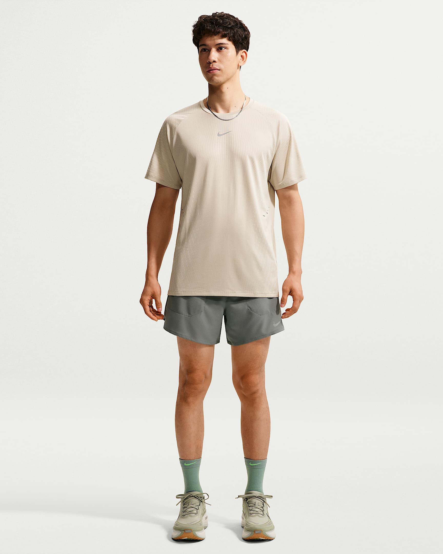 Nike Stride Dri-FIT 男子速干二合一跑步短裤 - 烟灰