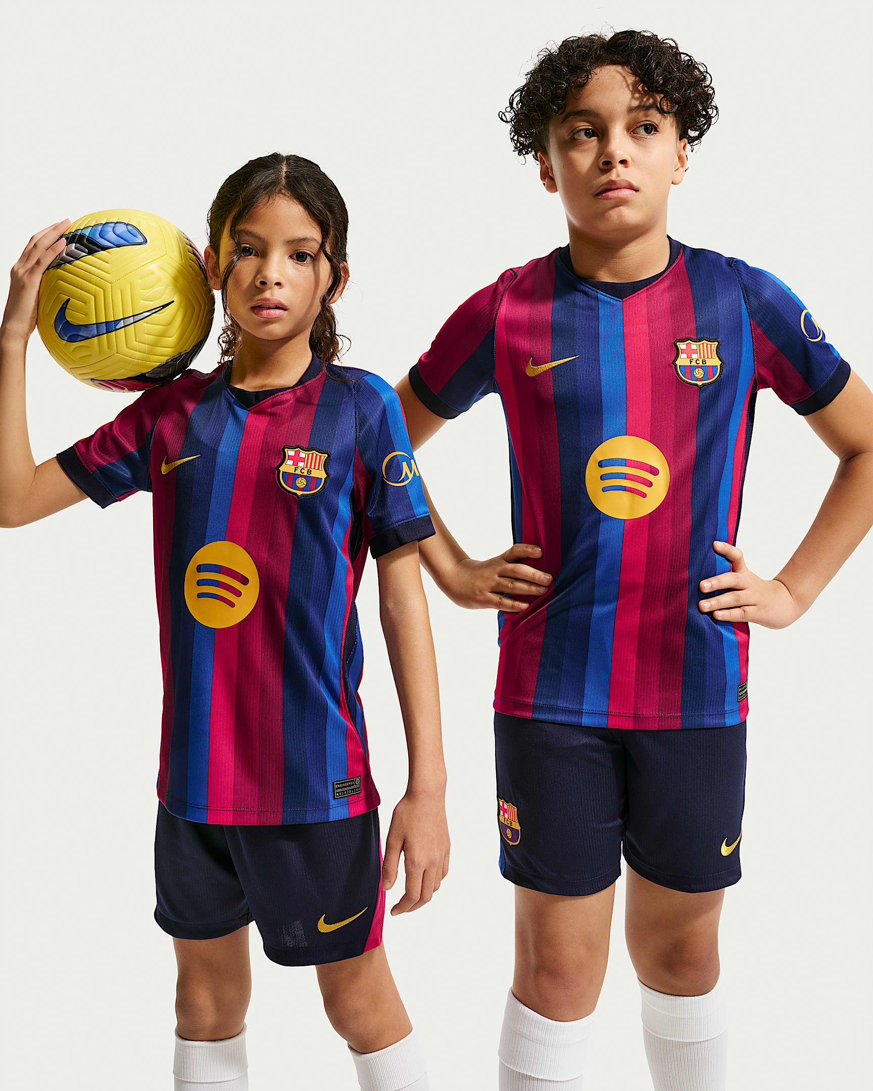 2026/27 赛季巴萨主场球迷版 Nike Dri-FIT 大童速干短袖足球球衣 - 深石榴红/空间蓝/黑蓝/矿物黄