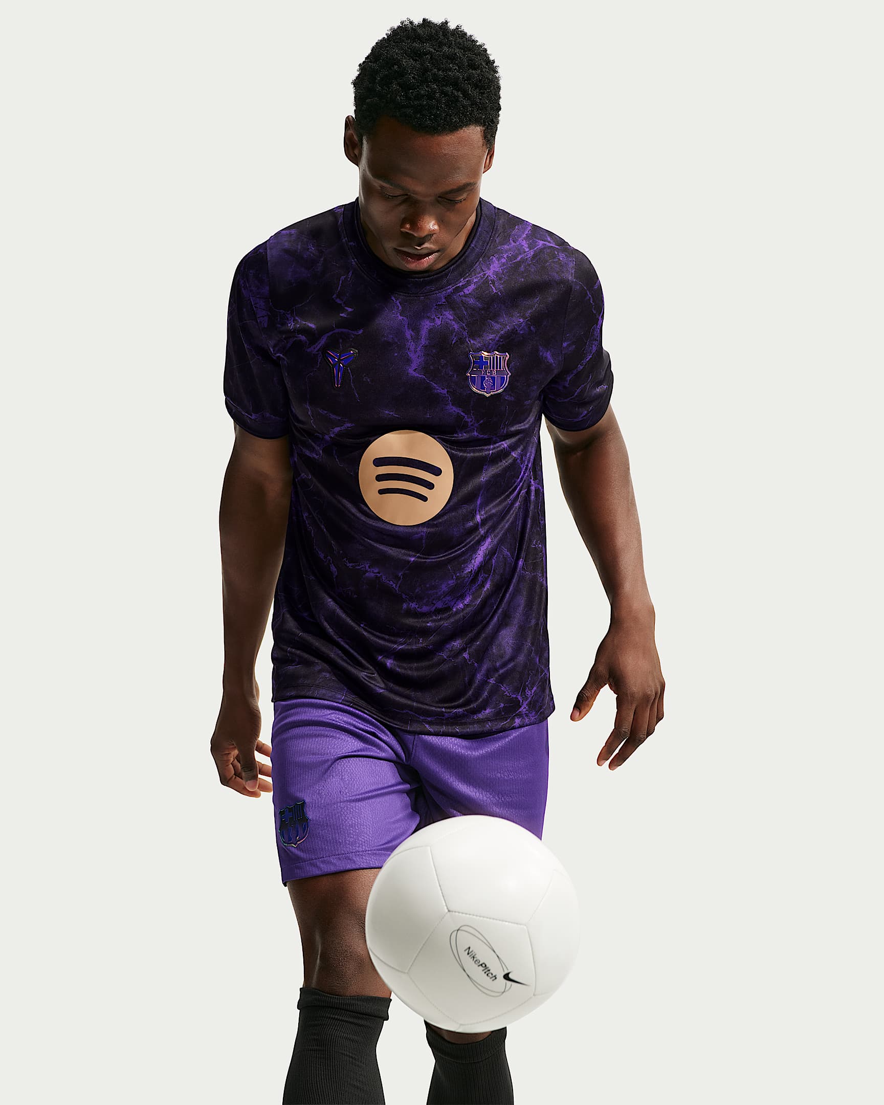 巴萨（巴塞罗那足球俱乐部）Away Kobe Dri-FIT 科比男子速干足球赛前短袖上衣 - 全域紫/全域紫/黑/金属色