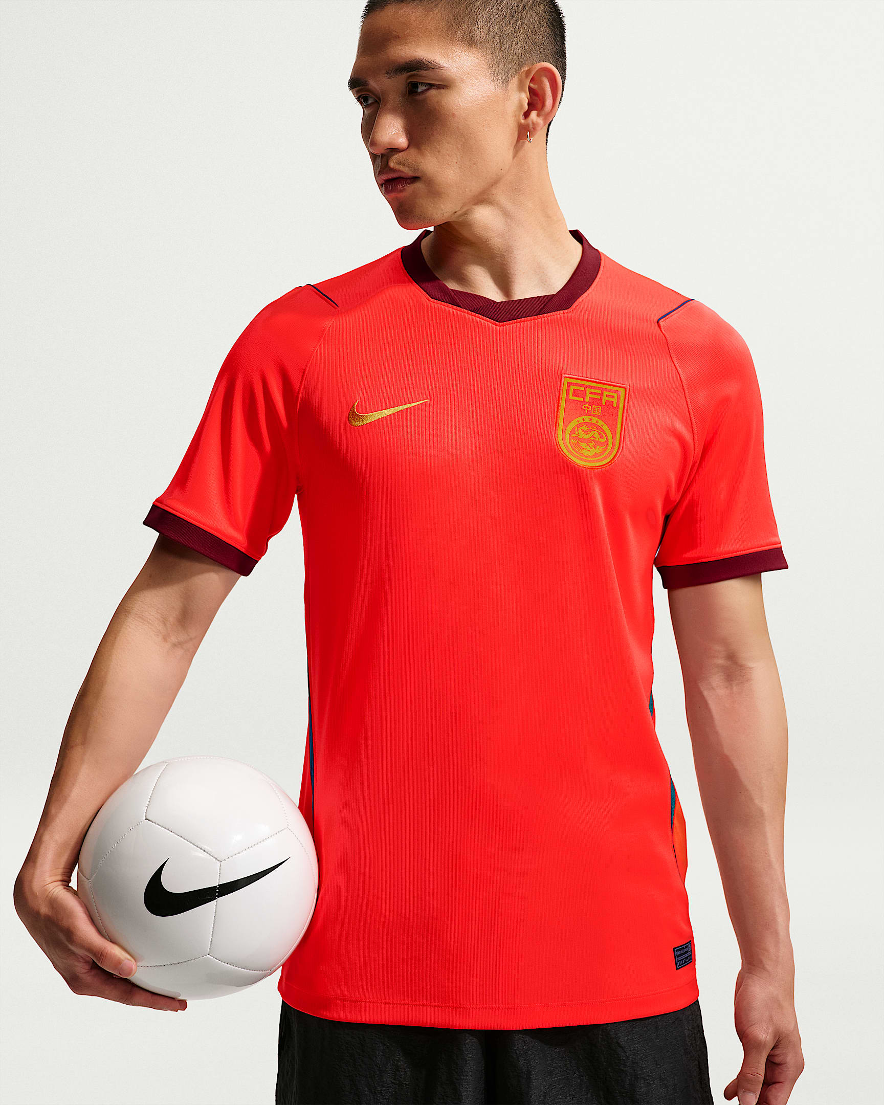 2026 赛季中国队主场球迷版 Nike Dri-FIT 男子速干足球球衣 - 亮深红/队红/暗宝蓝/赭黄