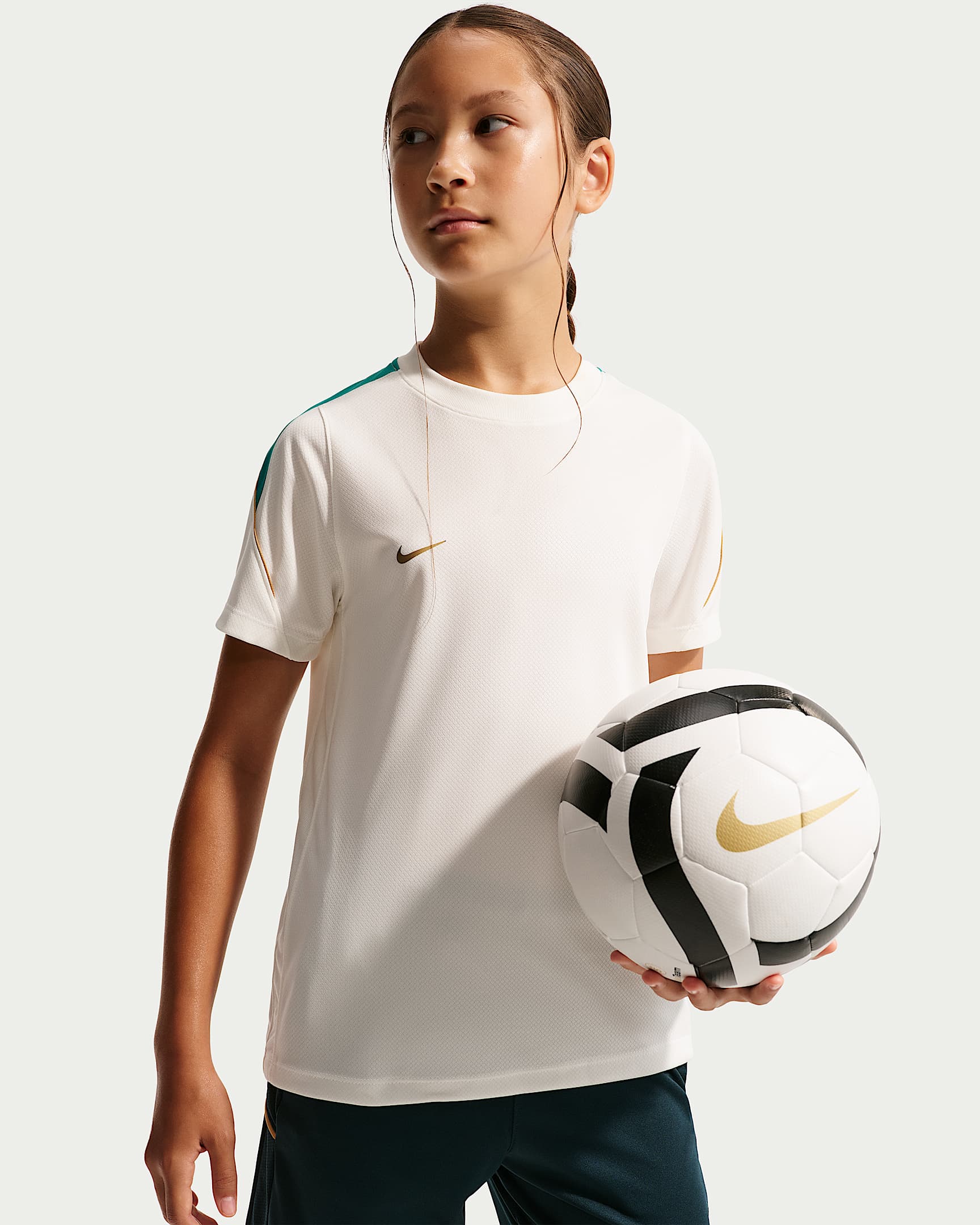 Nike Strike Dri-FIT 大童速干短袖足球上衣 - 帆白/里约青/元素金/金属色
