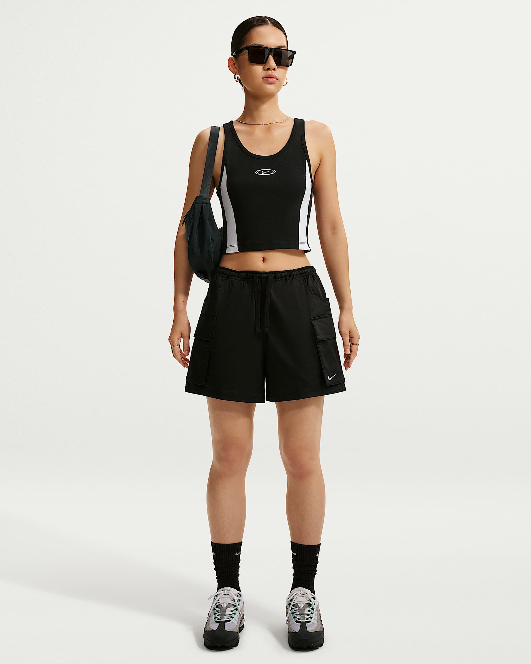 Nike Sportswear 女子宽松中腰梭织工装短裤 - 黑/白色