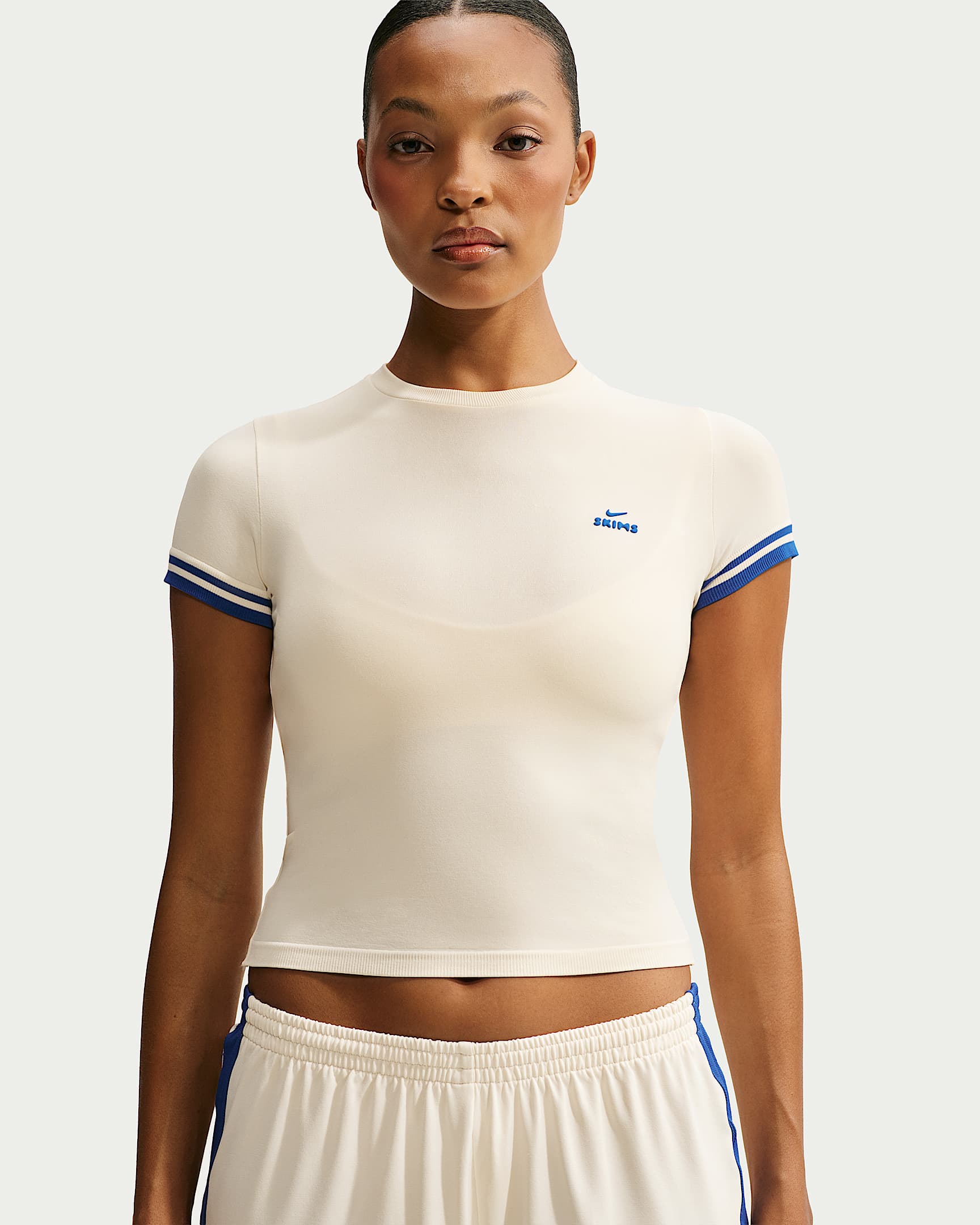 NikeSKIMS Stretch Knit 2.0 女子短袖短款圆领上衣 - NSKM Actv Ivory/NSKM Cobalt