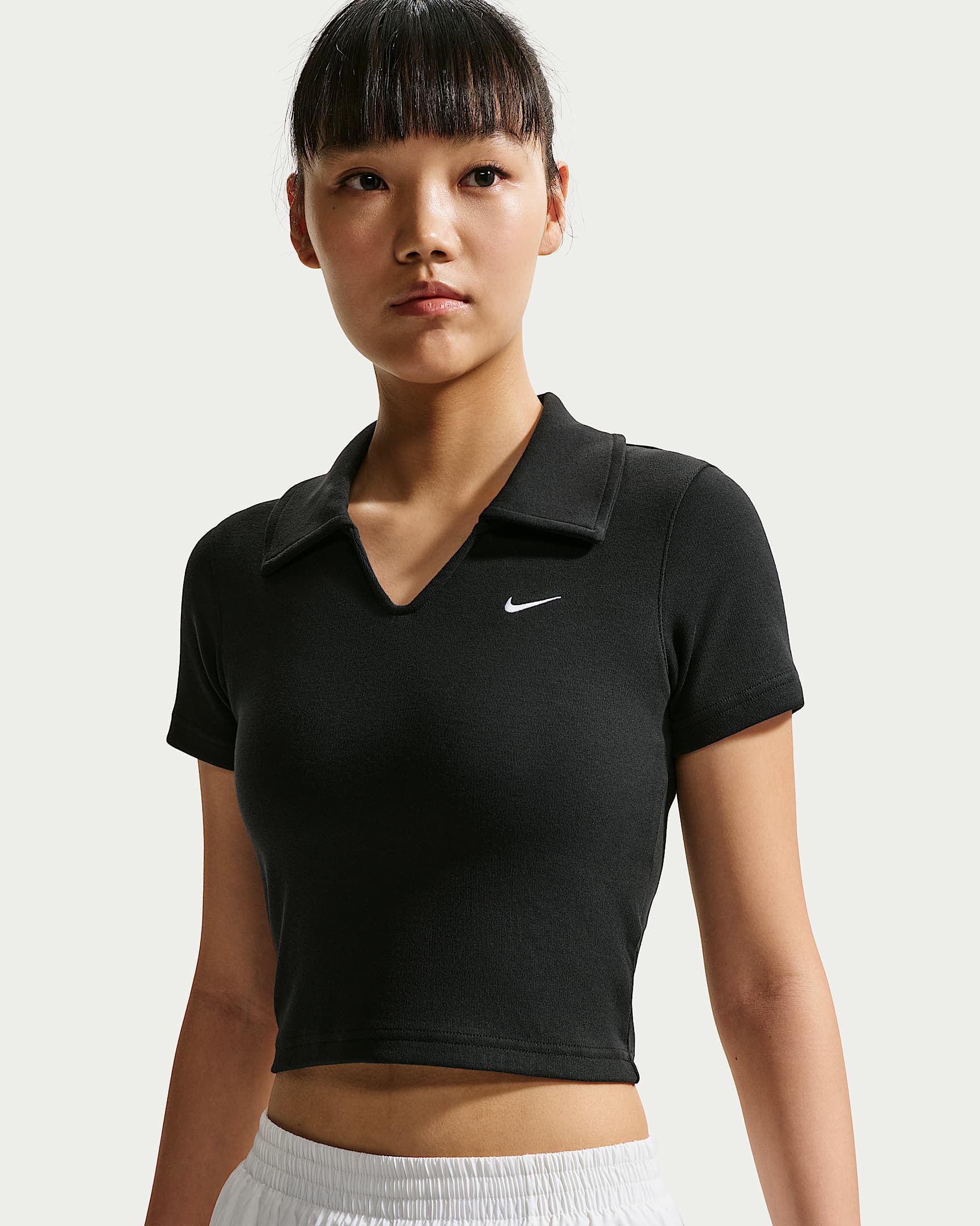 Nike Sportswear 女子紧身短款短袖翻领T恤 - 黑/白色