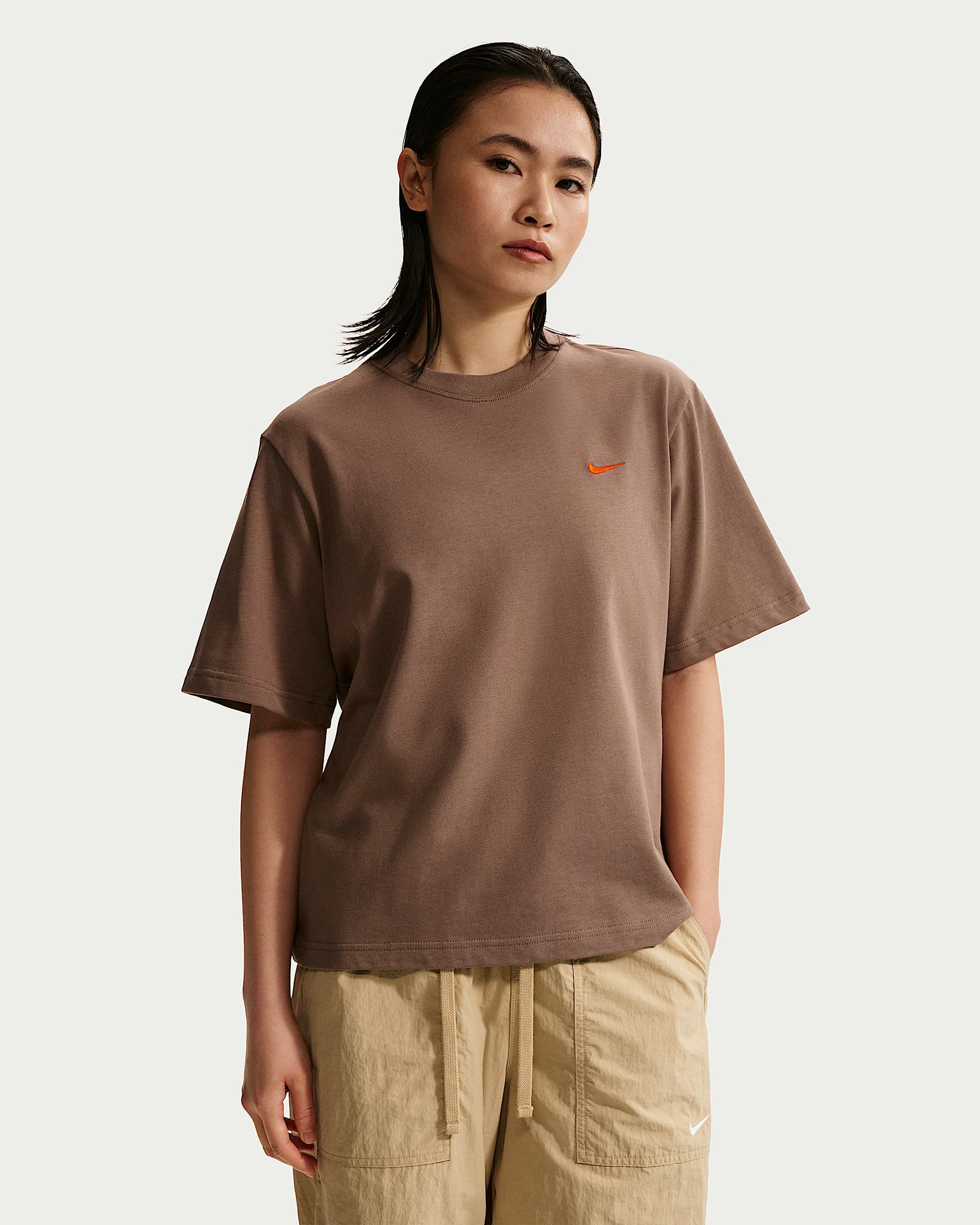 Nike Sportswear 女子图案T恤 - 貂棕