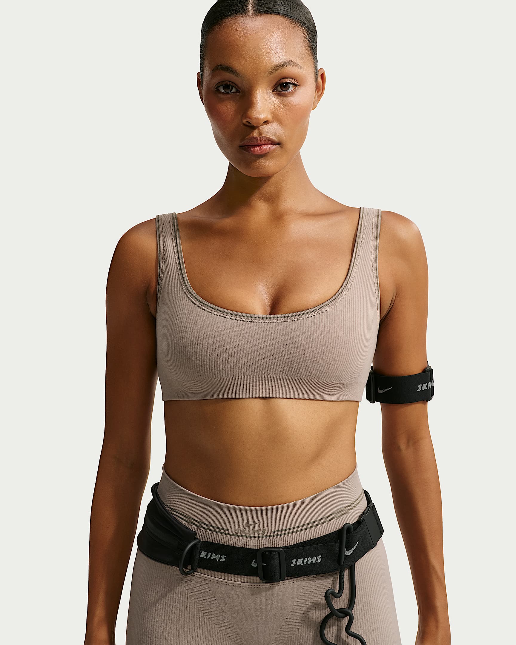 NikeSKIMS Ribbed 女子 U 领运动内衣 - NSKM Driftwood