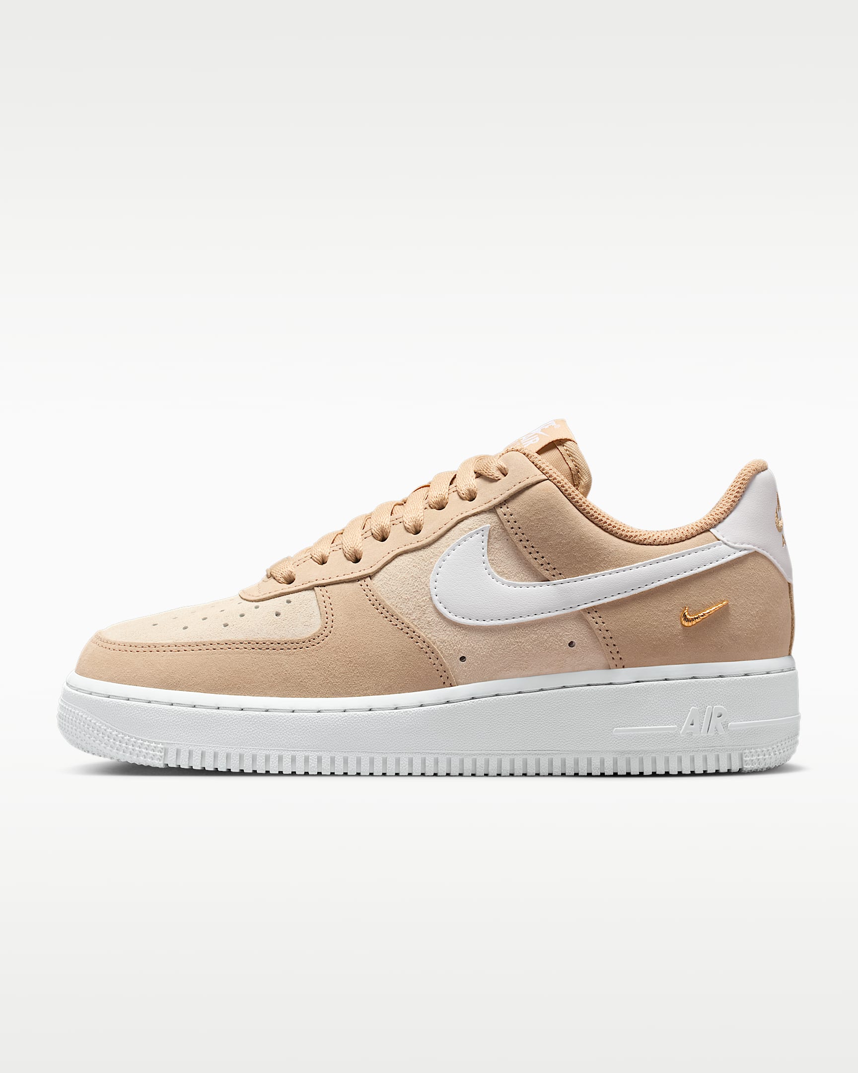 Air Force 1 '07 Low SE 女子空军一号运动鞋 - 亚麻/沙堆白/金属色/白色